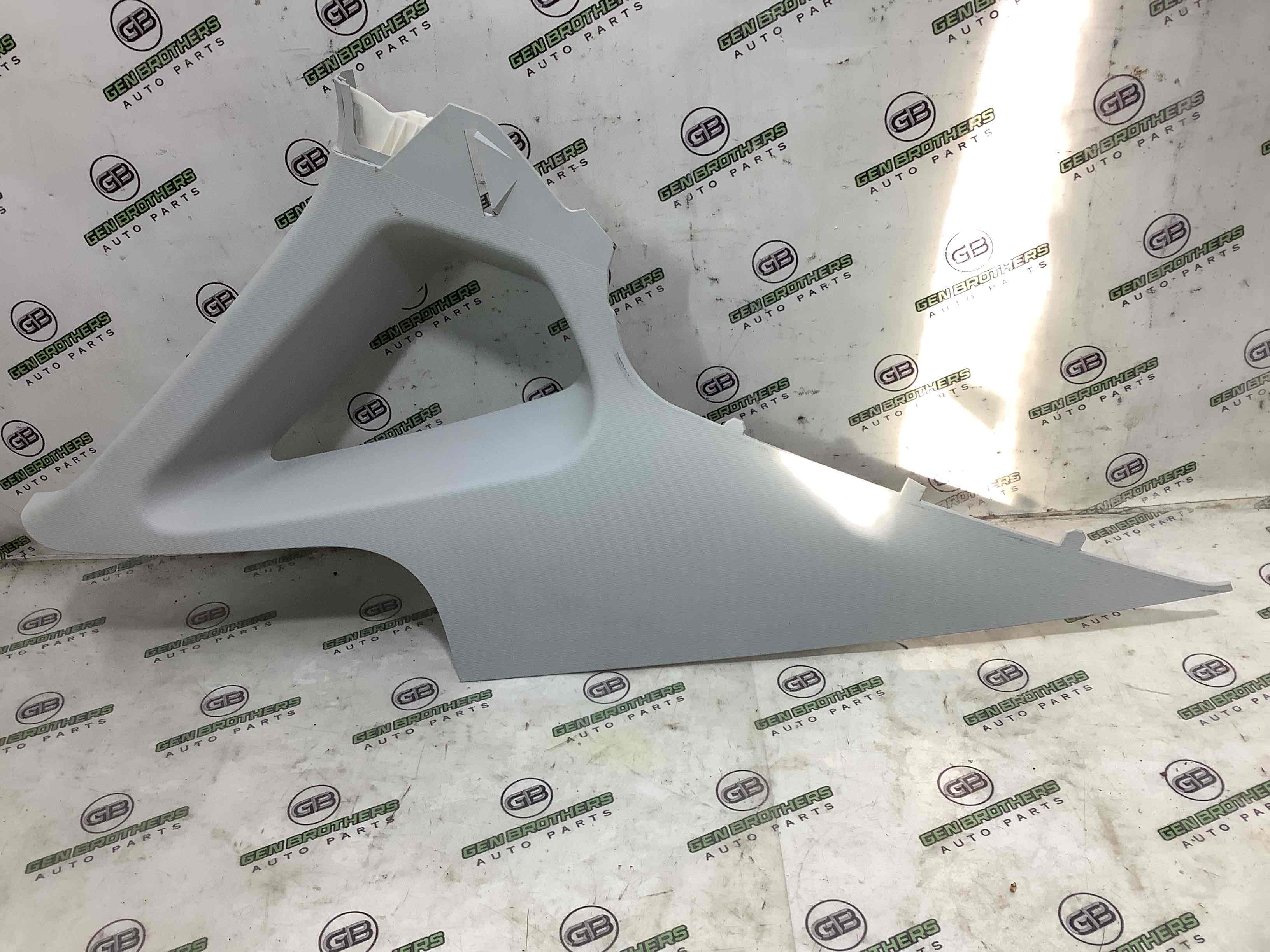 Обшивка задньої стійки ліва