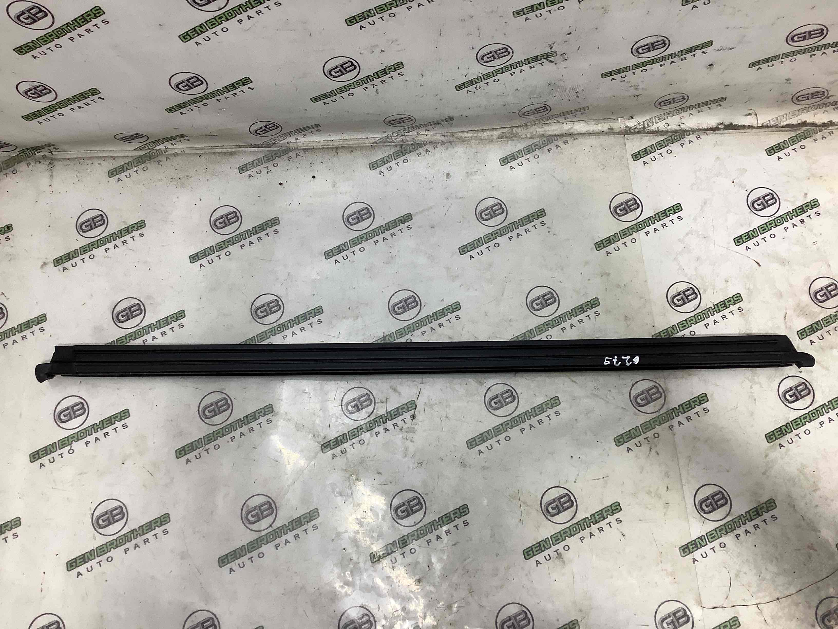 Ущільнювач скла, двері