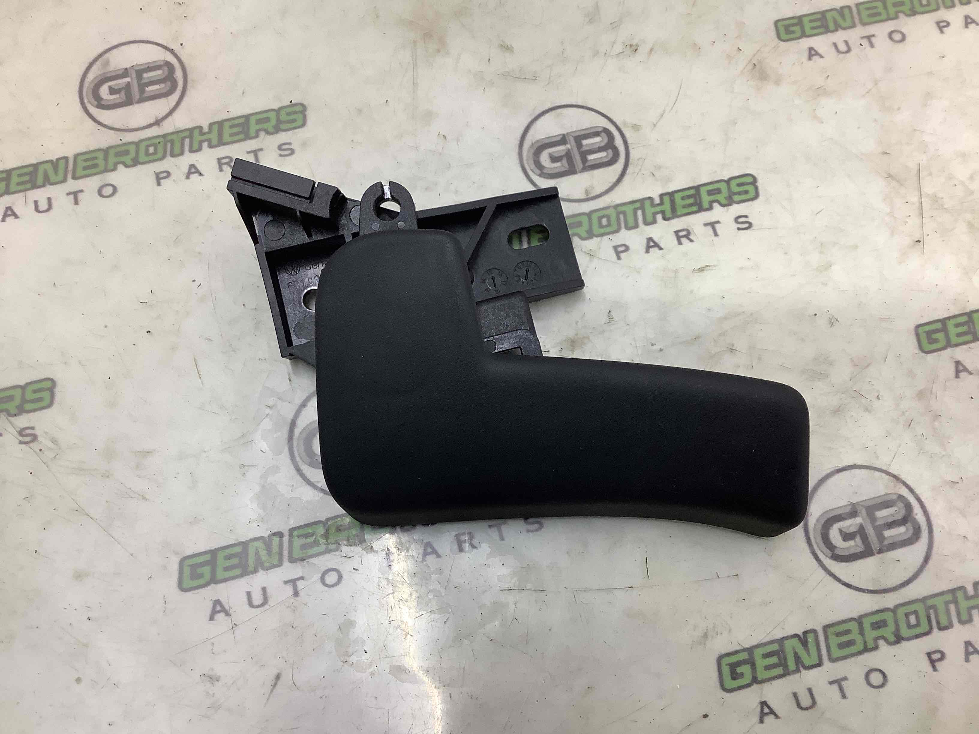 Ручка відкривання капота