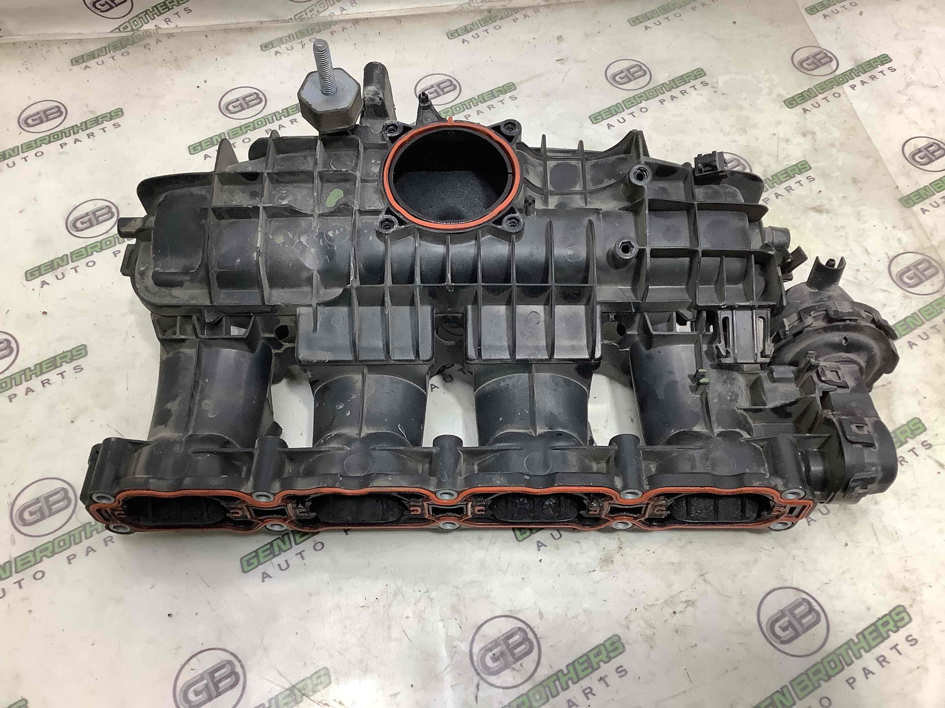 Колектор впускний