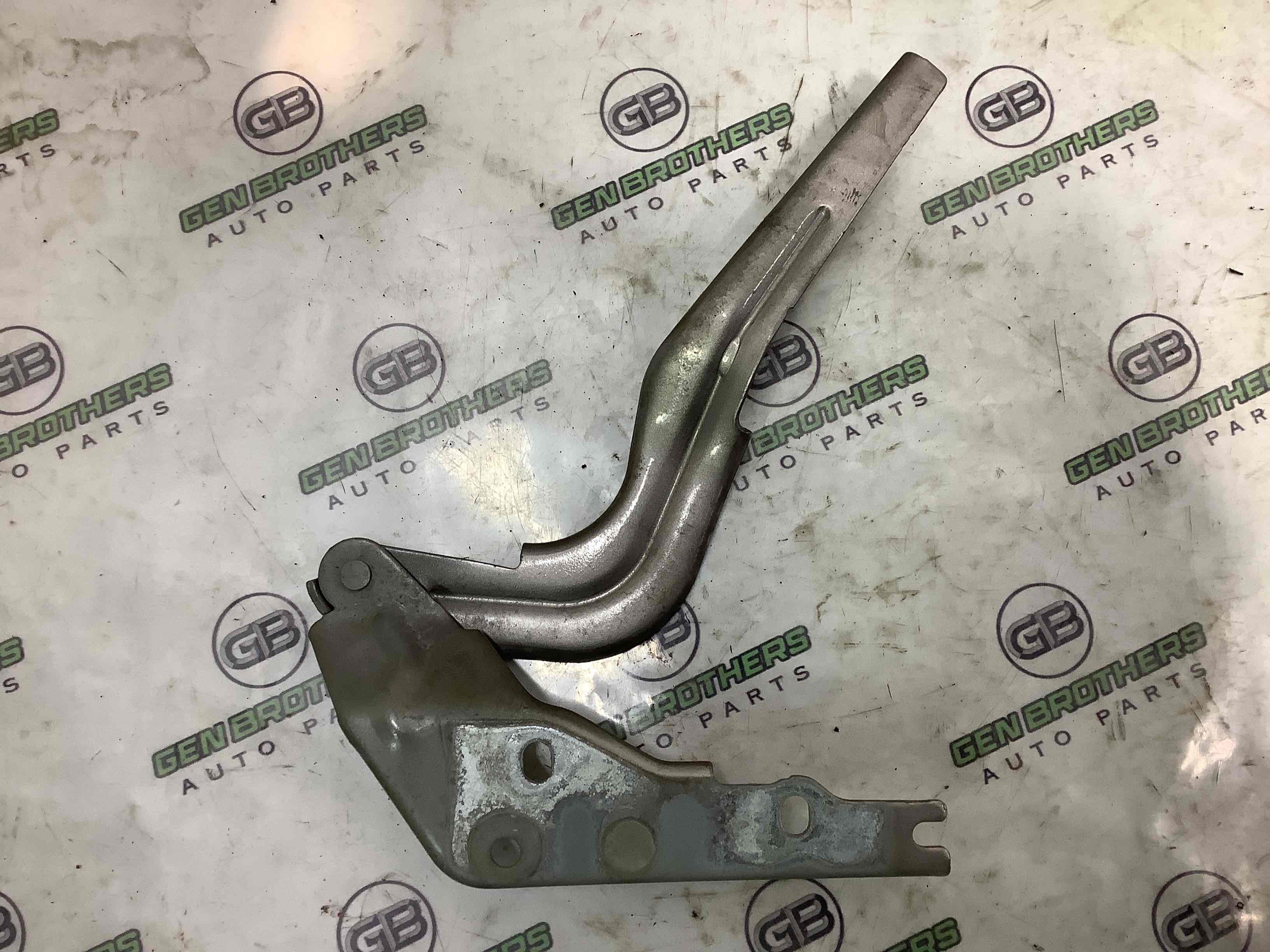 Петля капота, кронштейн капота