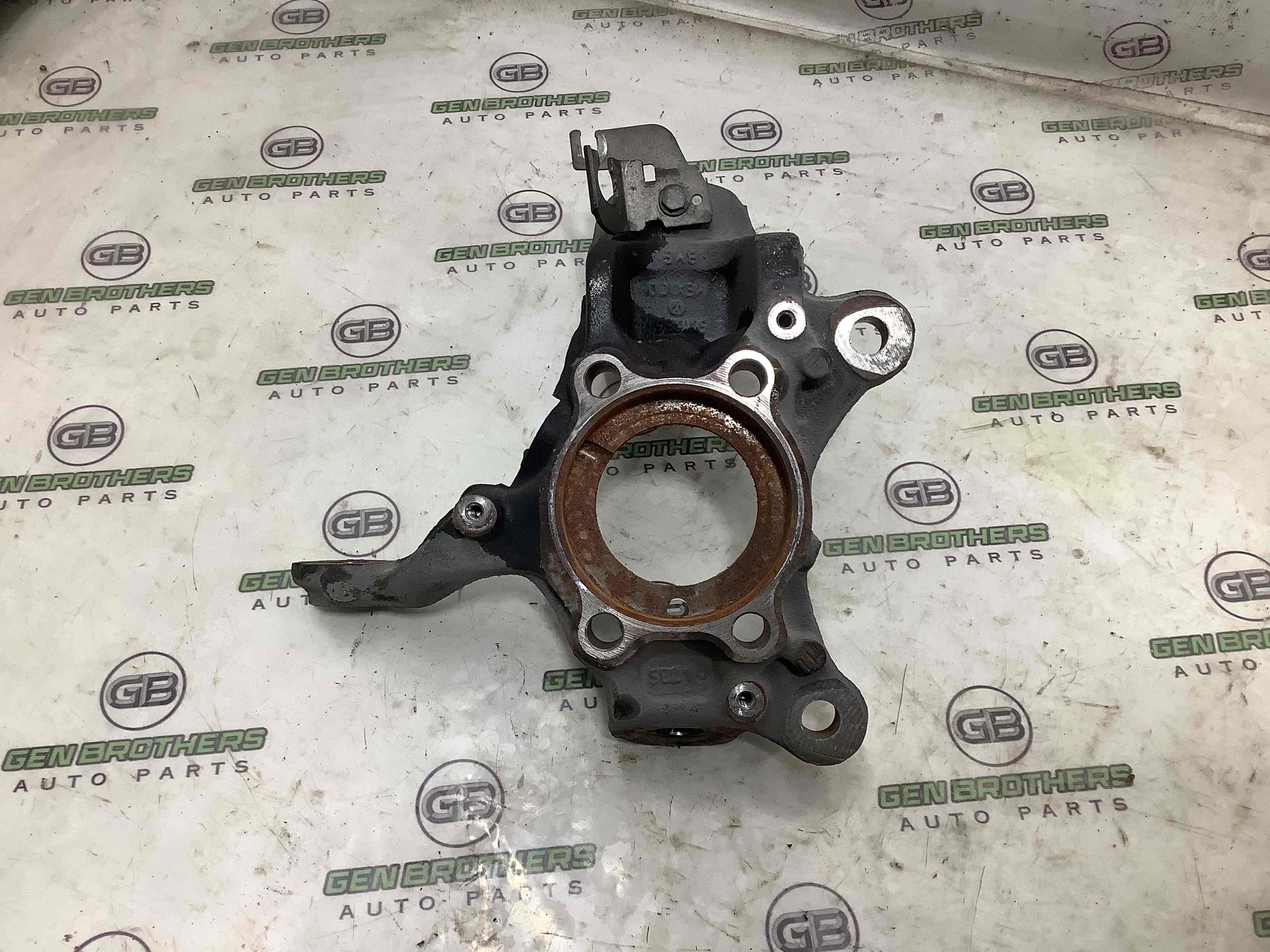 Кулак поворотний правий