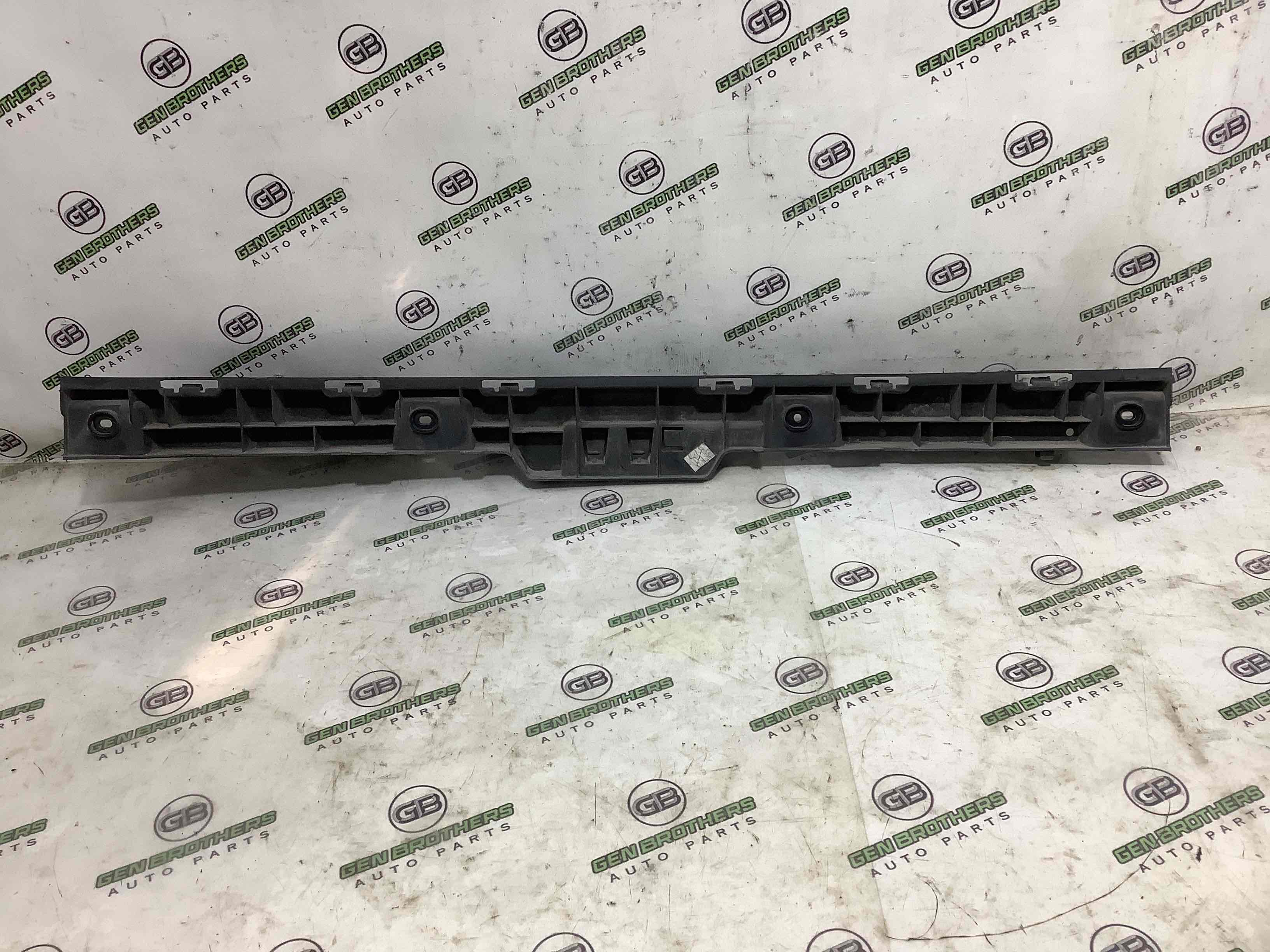 Кріплення заднього бампера центральне