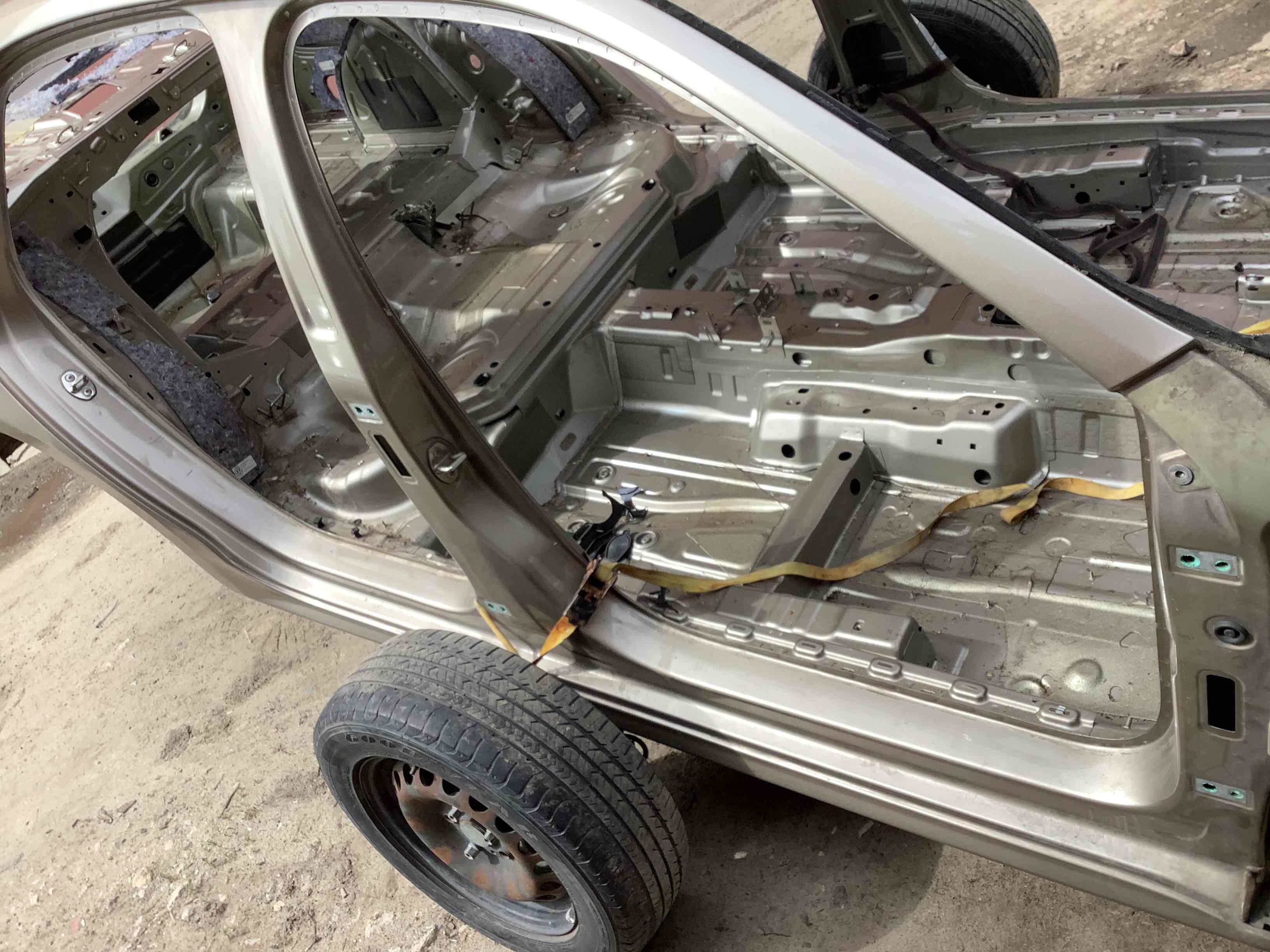 Стійки кузова та пороги