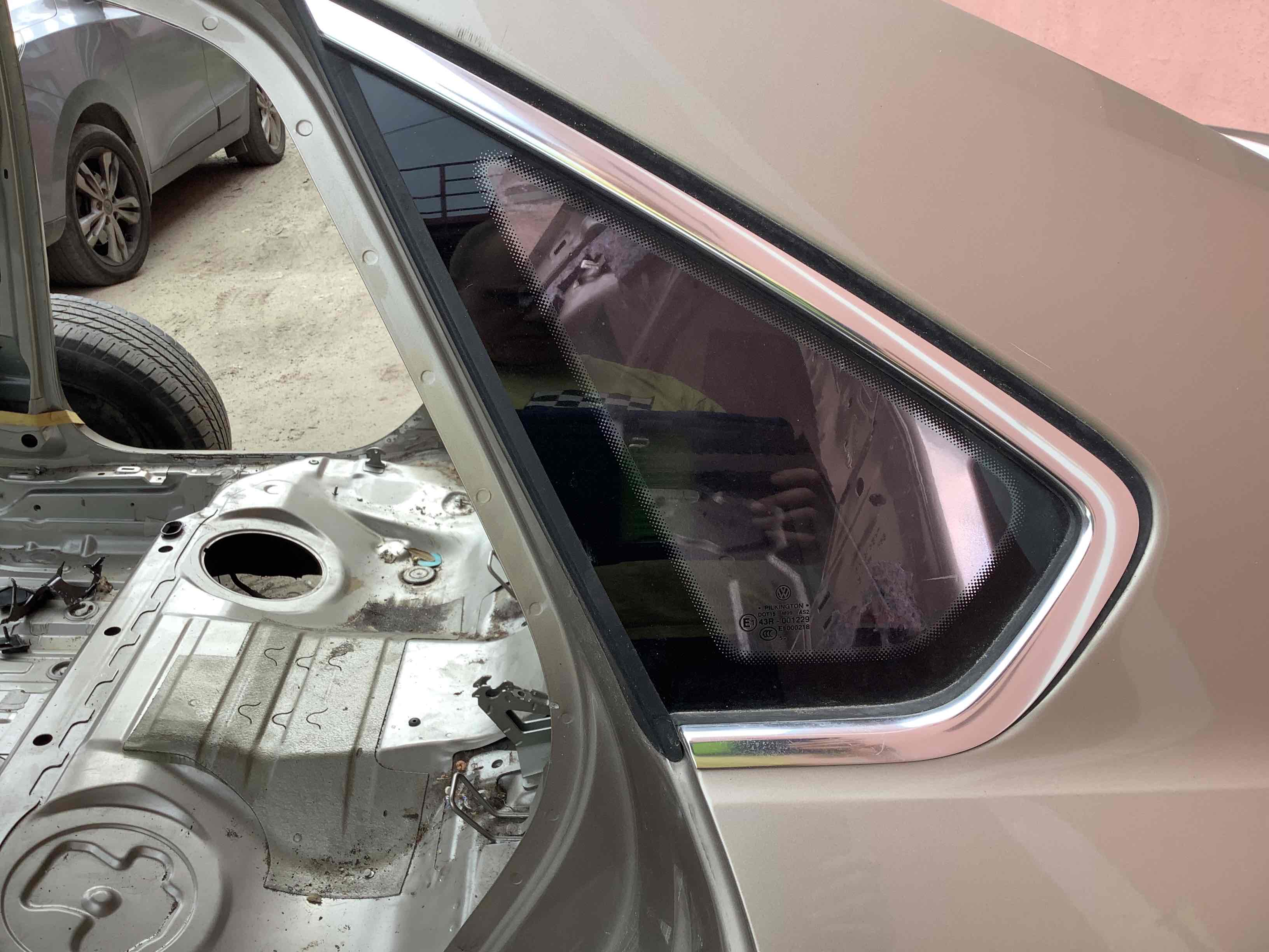 Скло кузова ліве