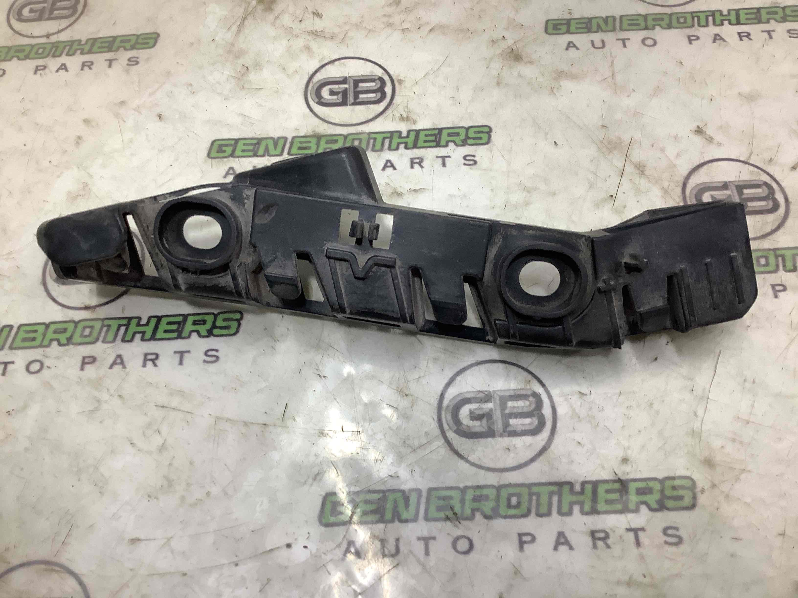 Кріплення переднього бампера ліве