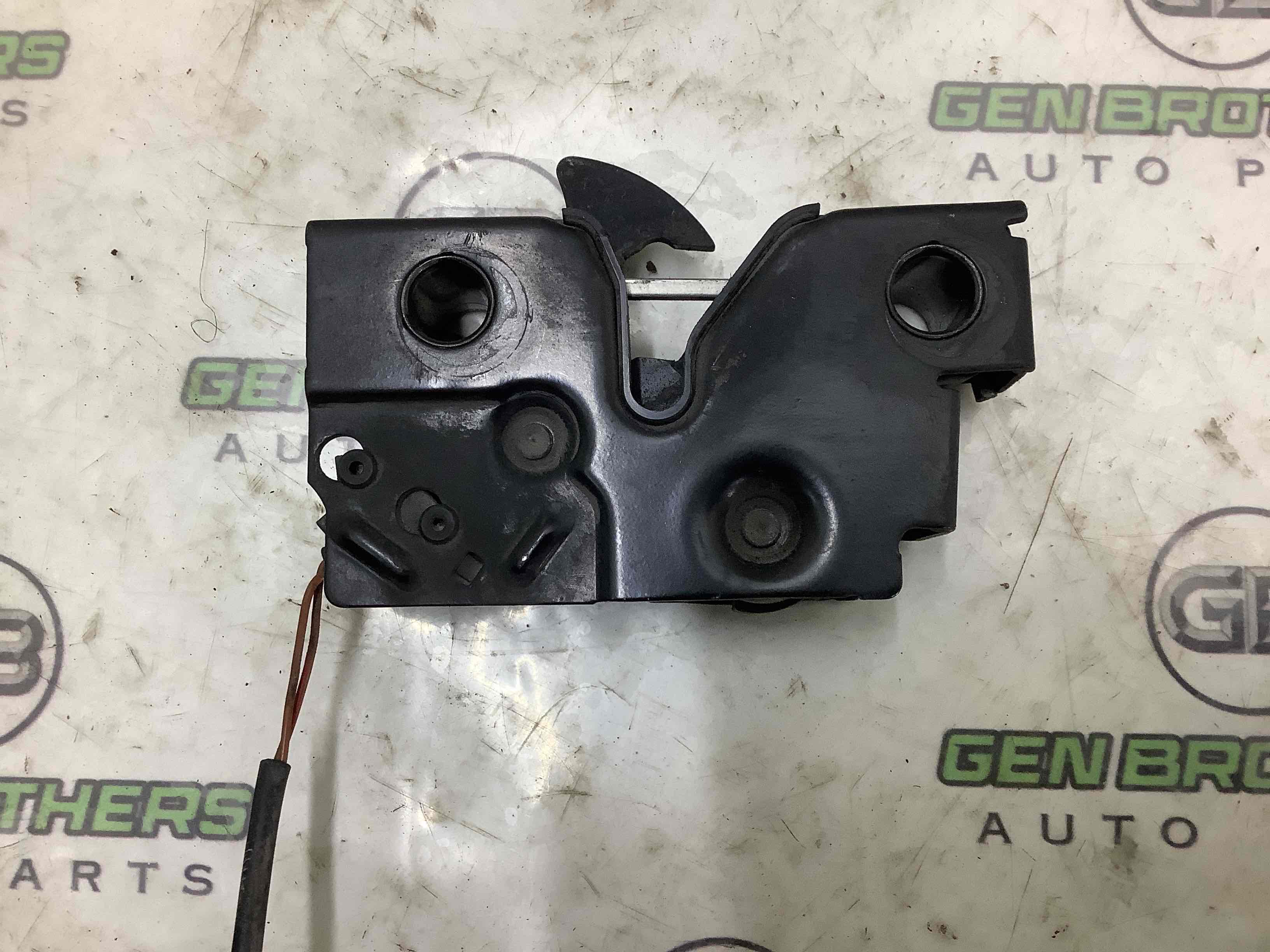 Замок капота, трос капота