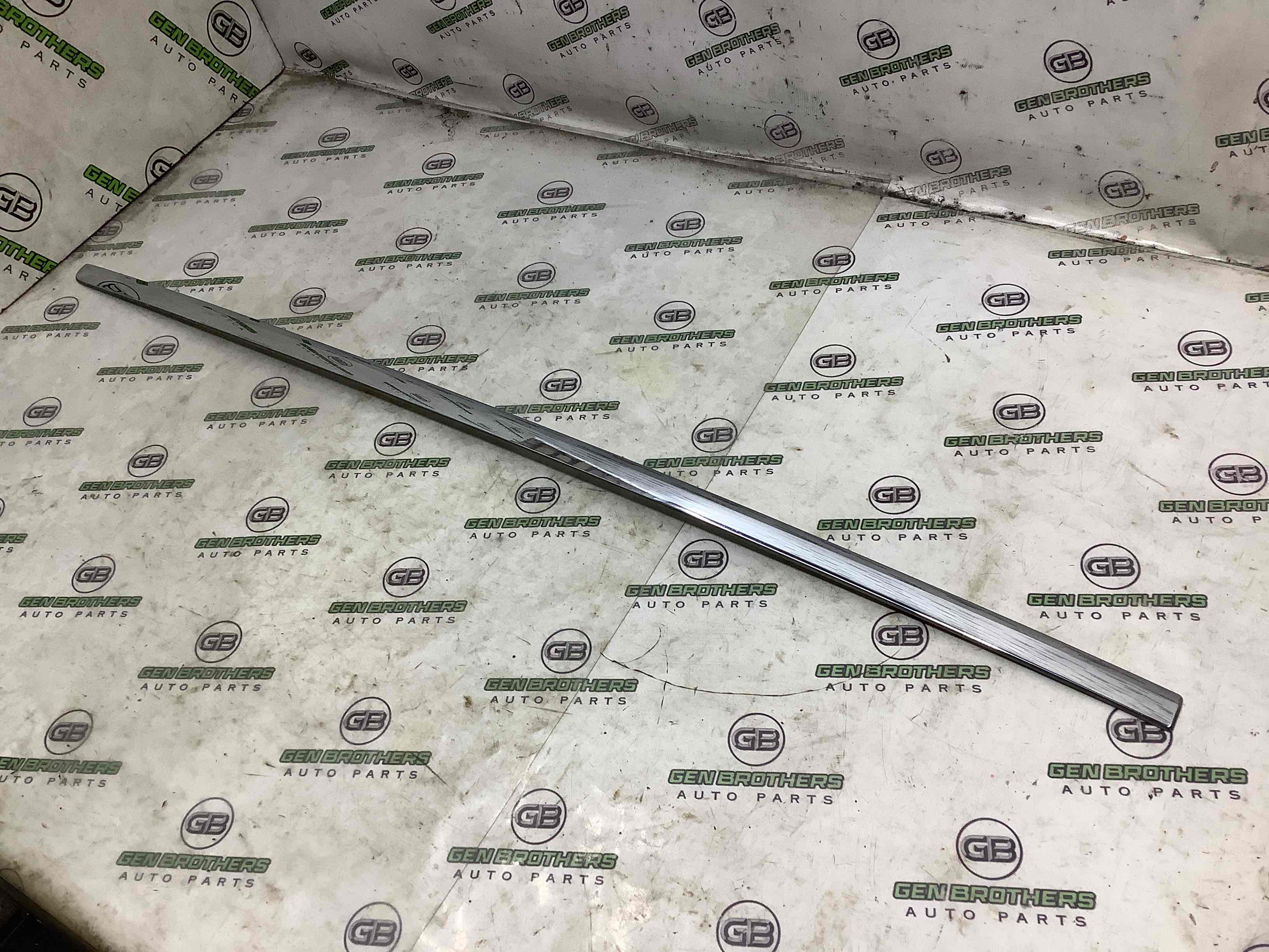 Молдинг двері передньої лівої