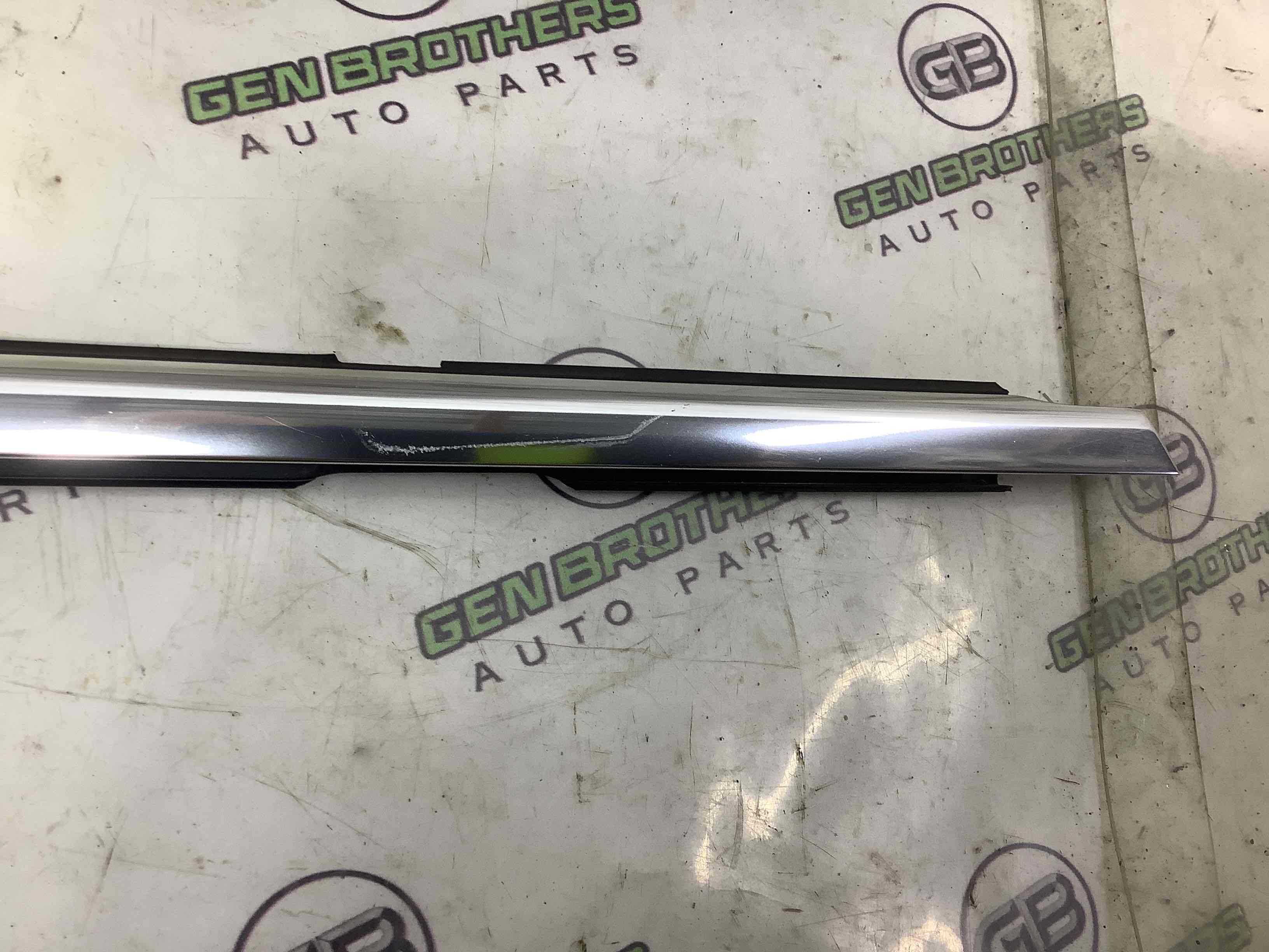 Молдинг двері передньої лівої