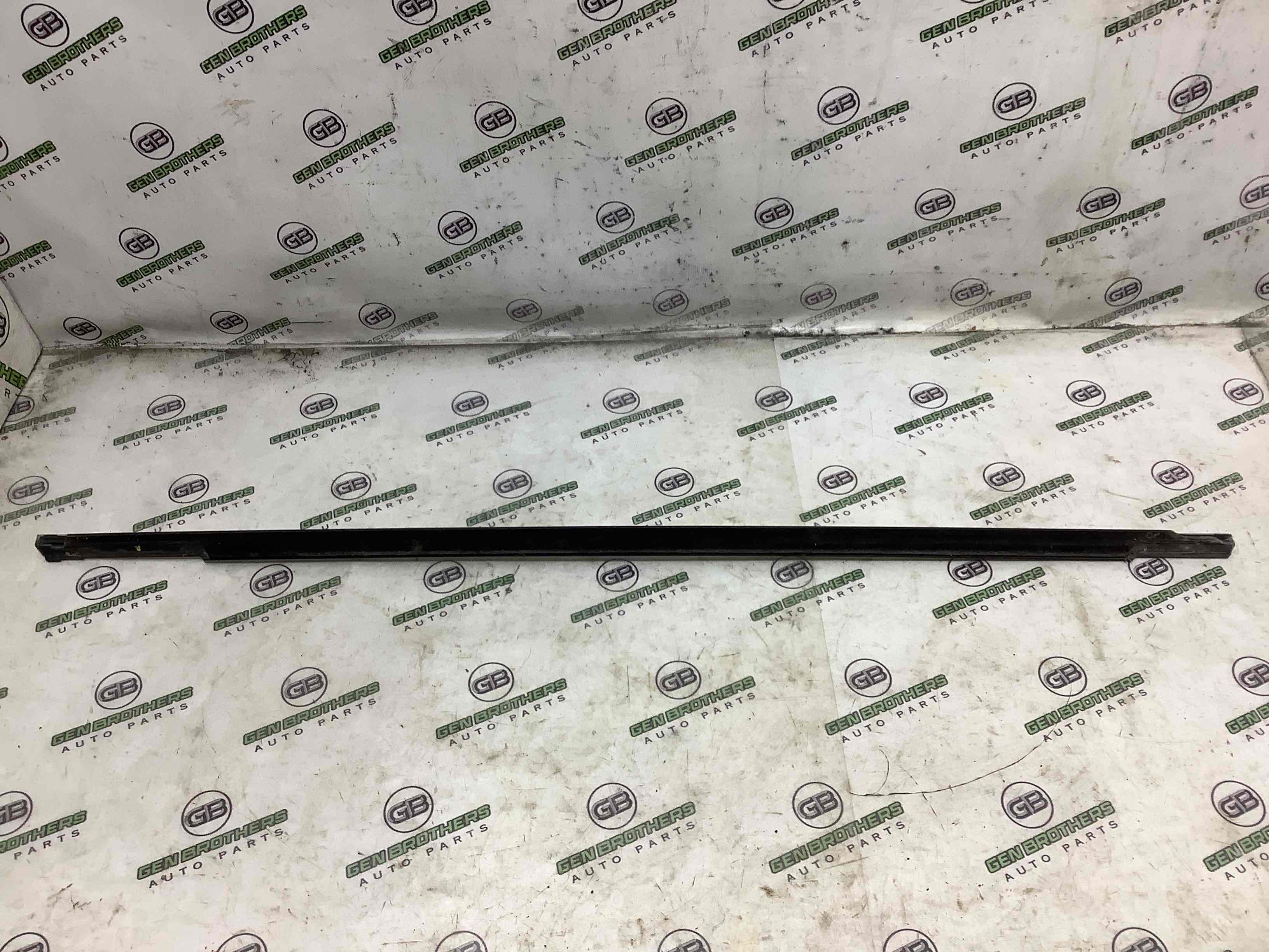 Молдинг двері задньої правої