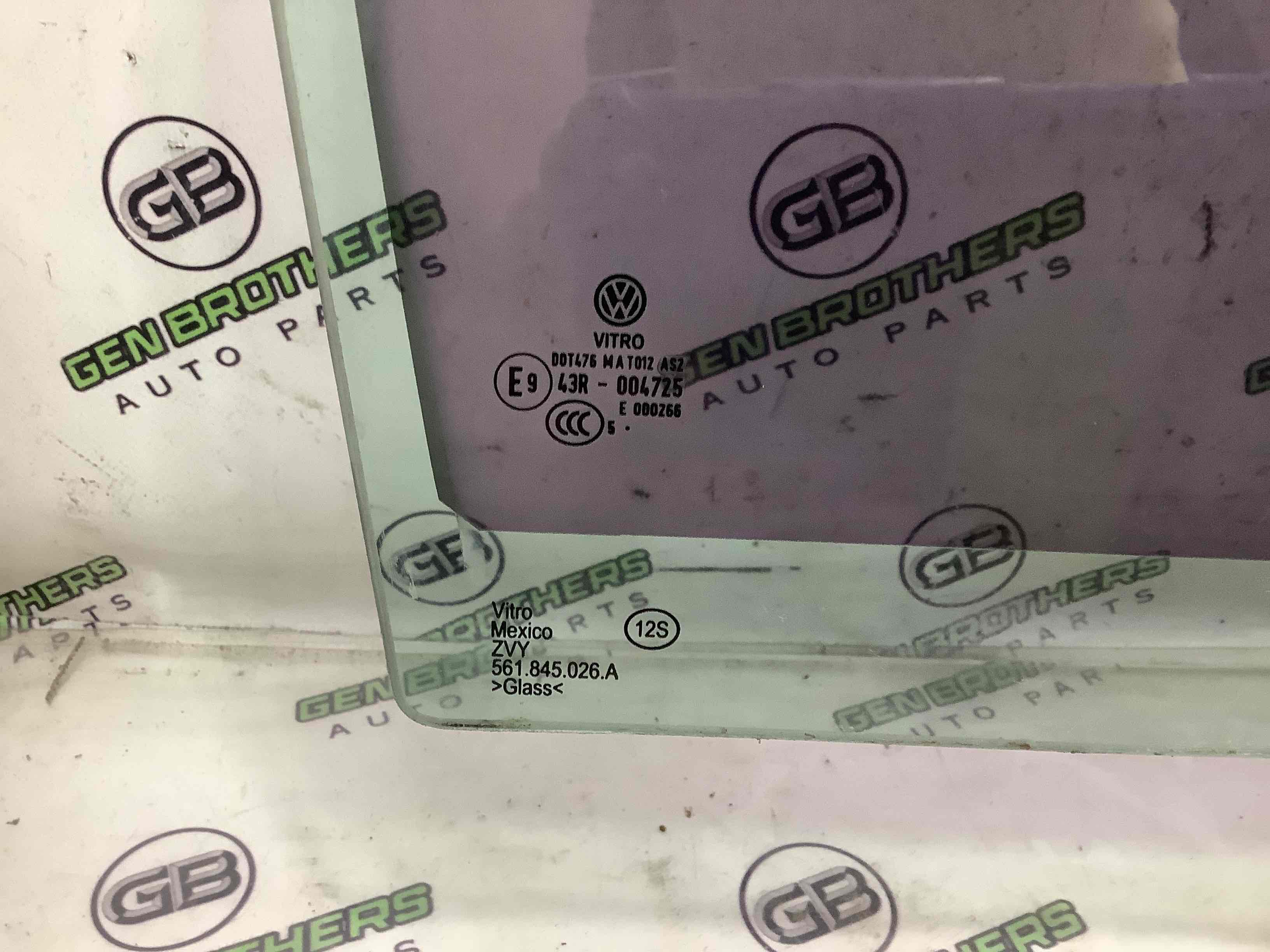 Скло заднє праве