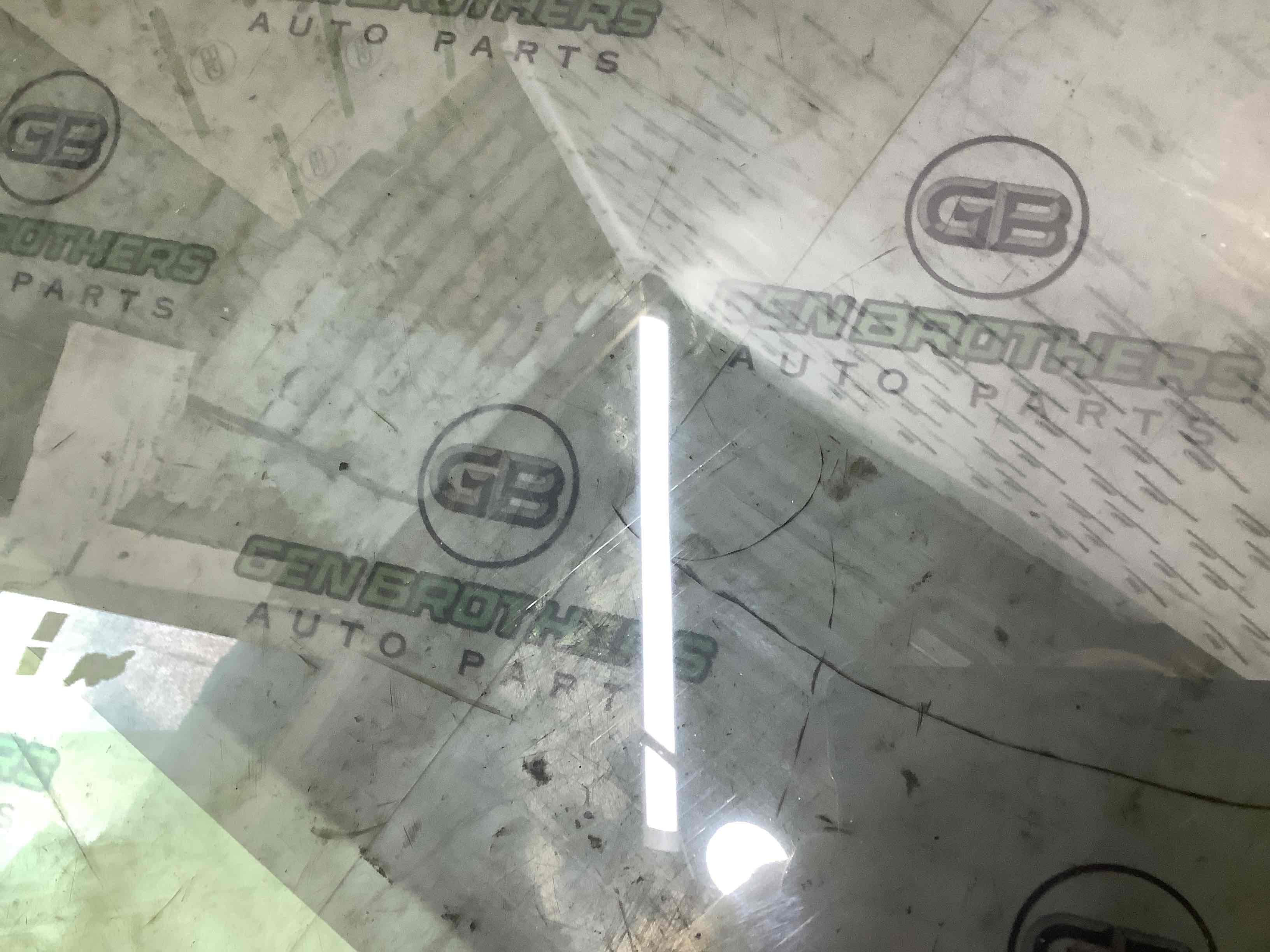 Скло переднє ліве