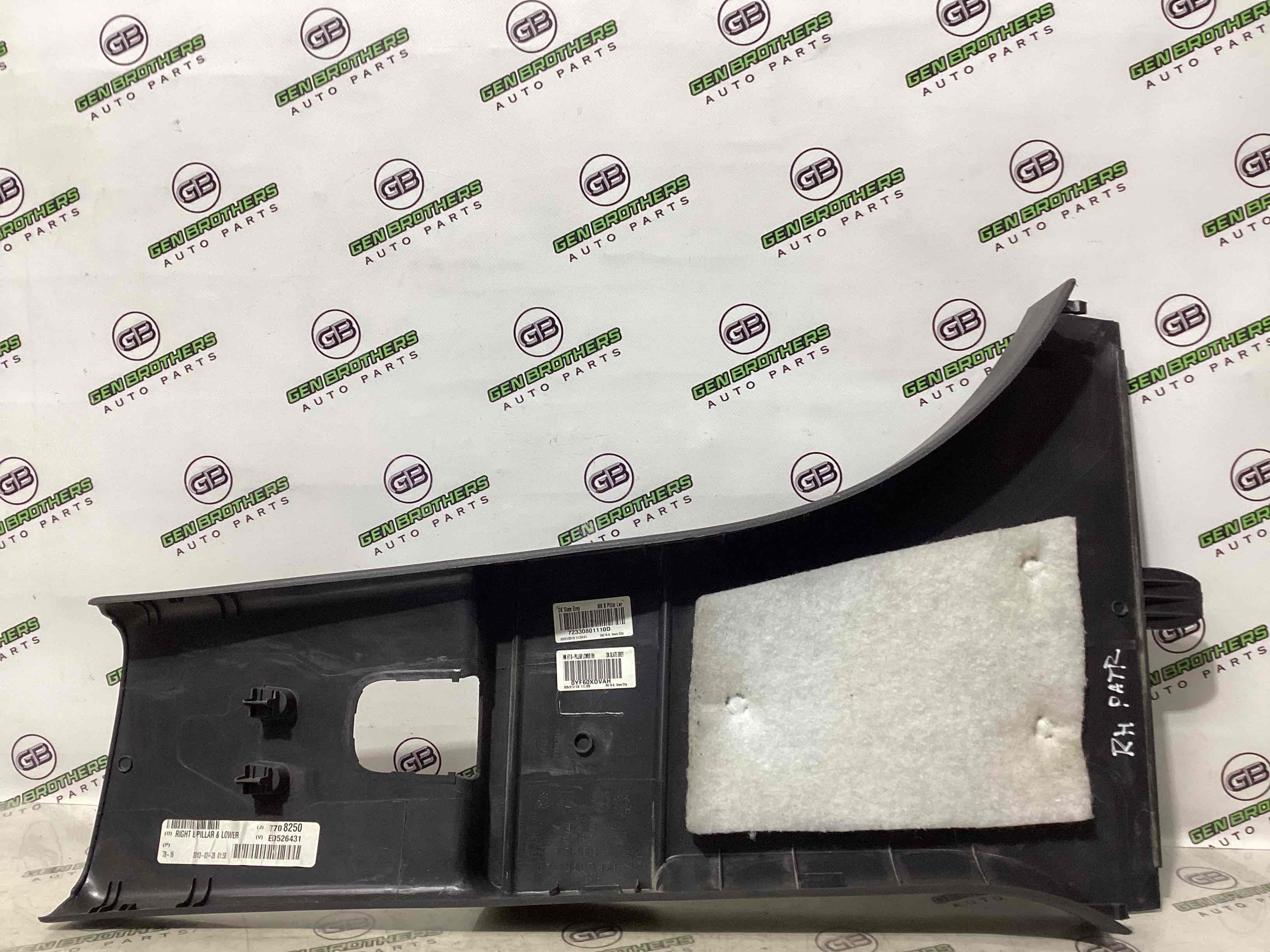 Обшивка центральної стійки права