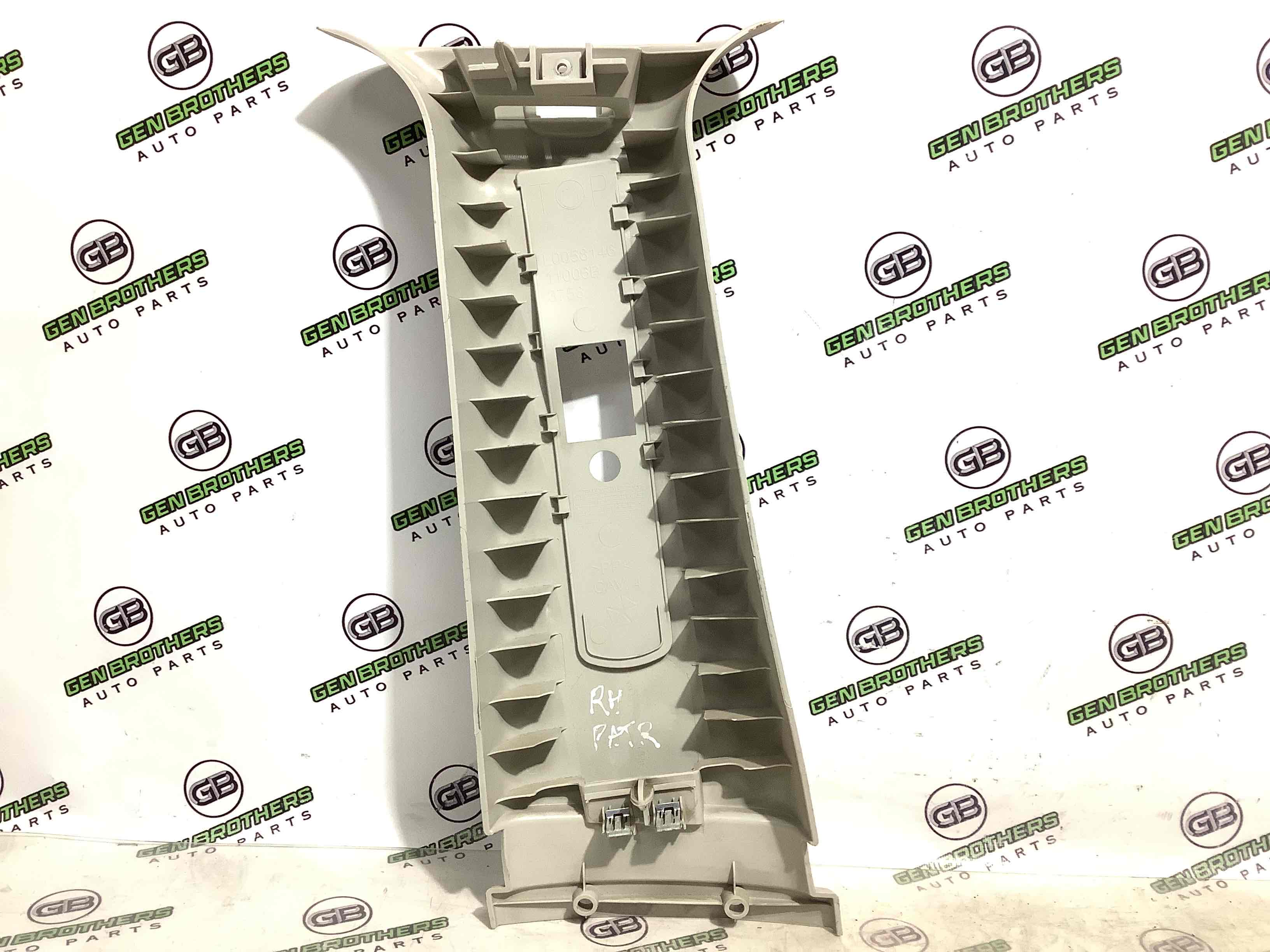 Обшивка центральної стійки права