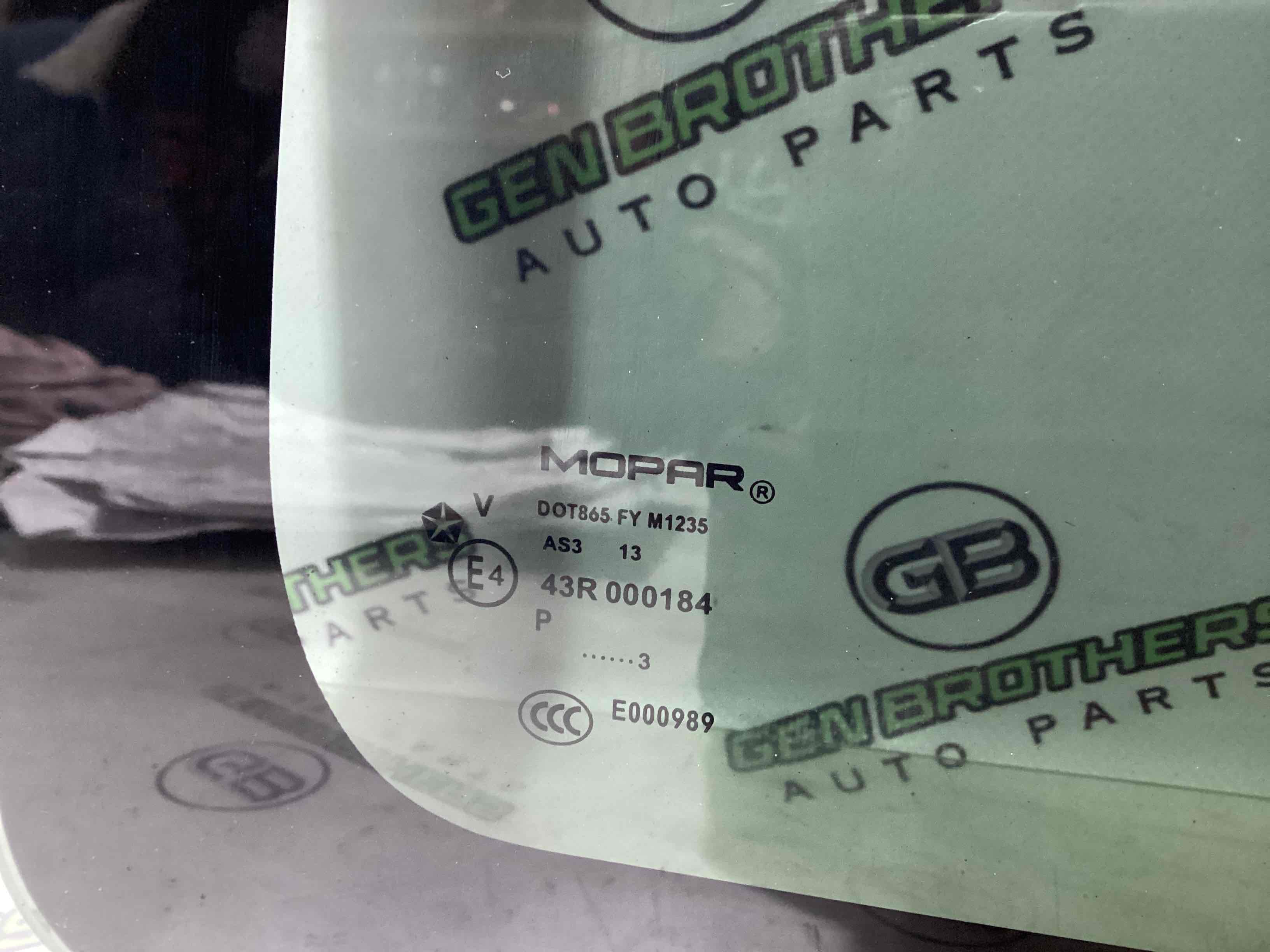 Скло кузовне бічне праве