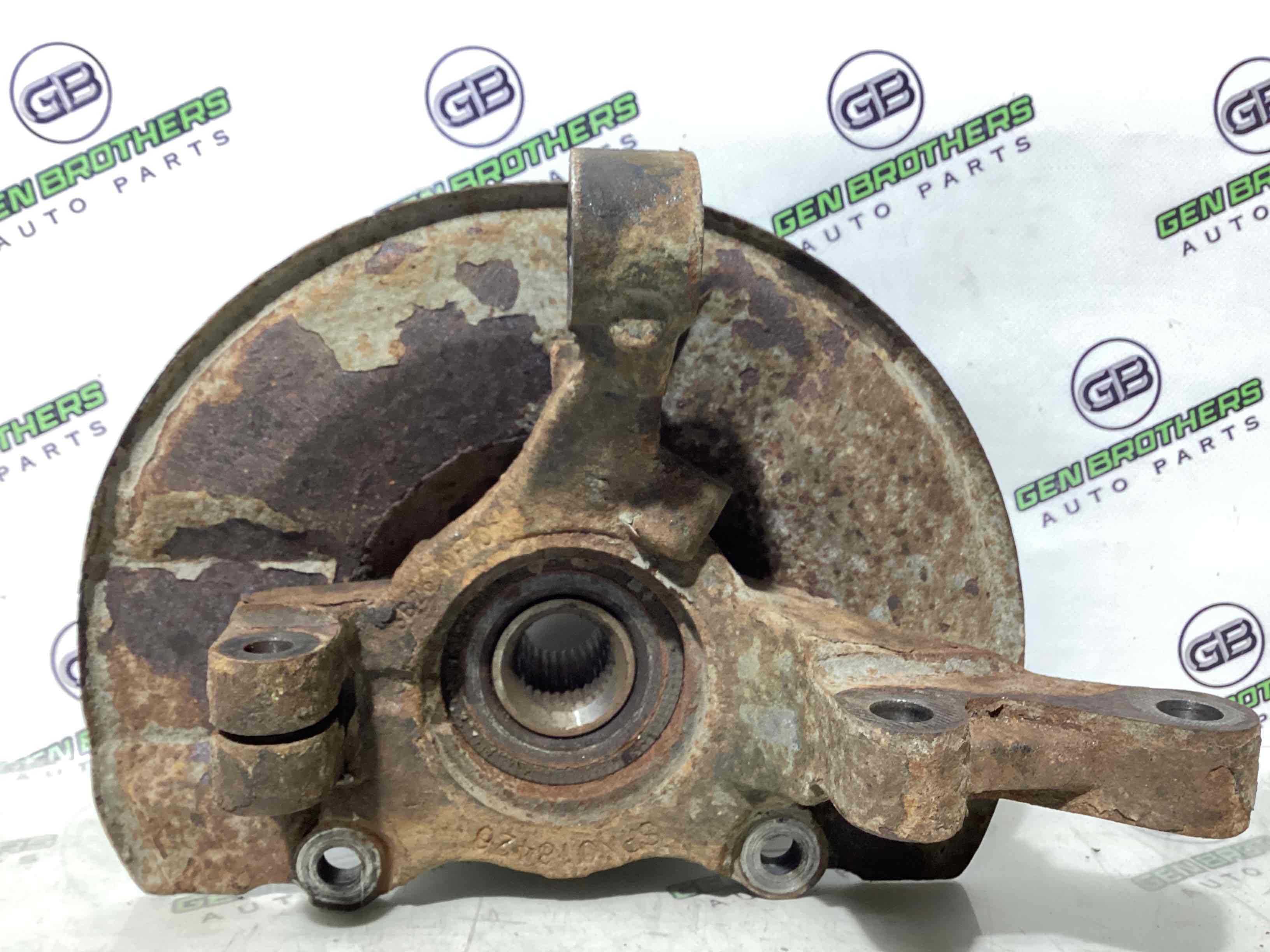 Кулак поворотний лівий