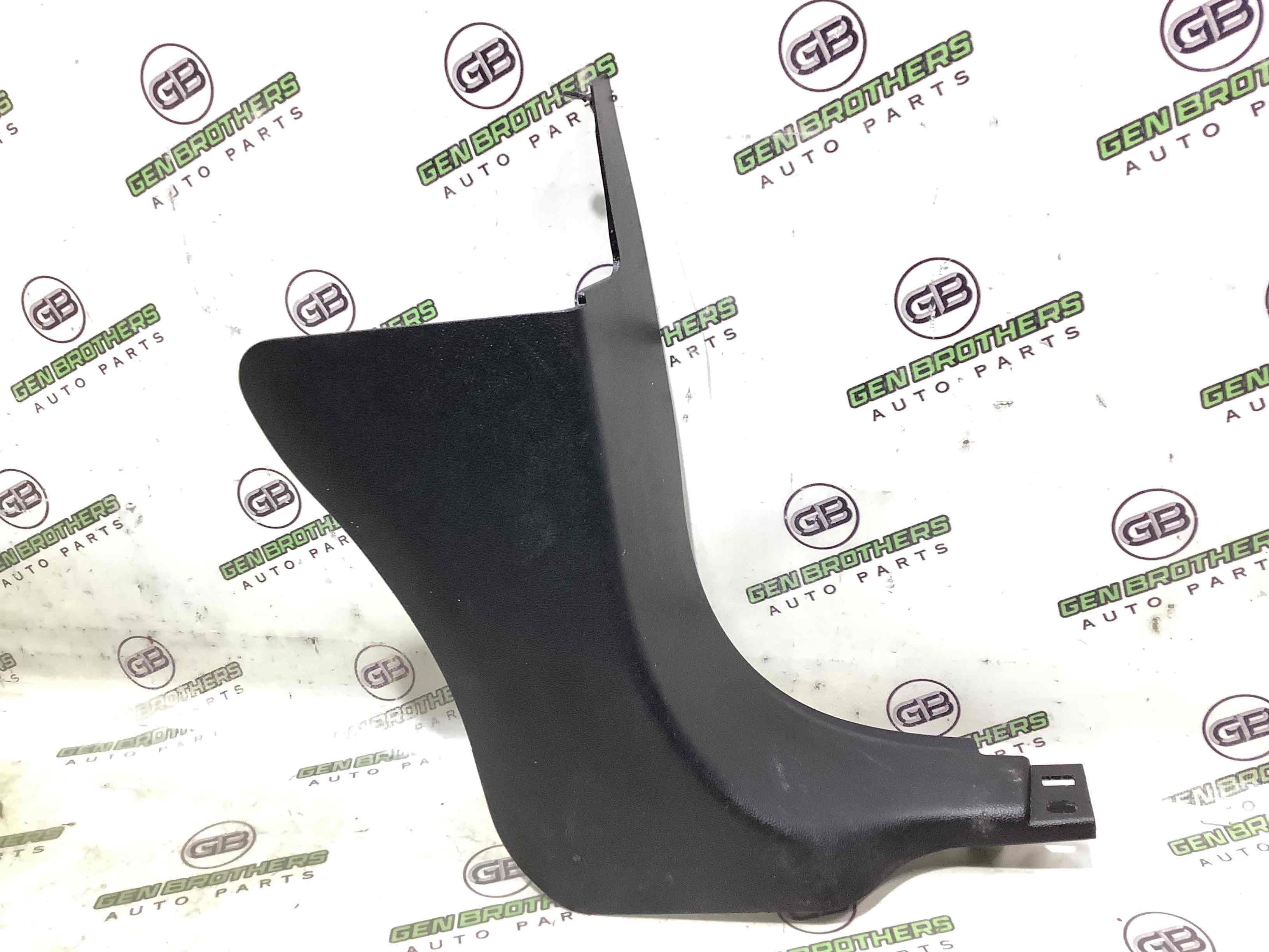 Обшивка передней стойки правая