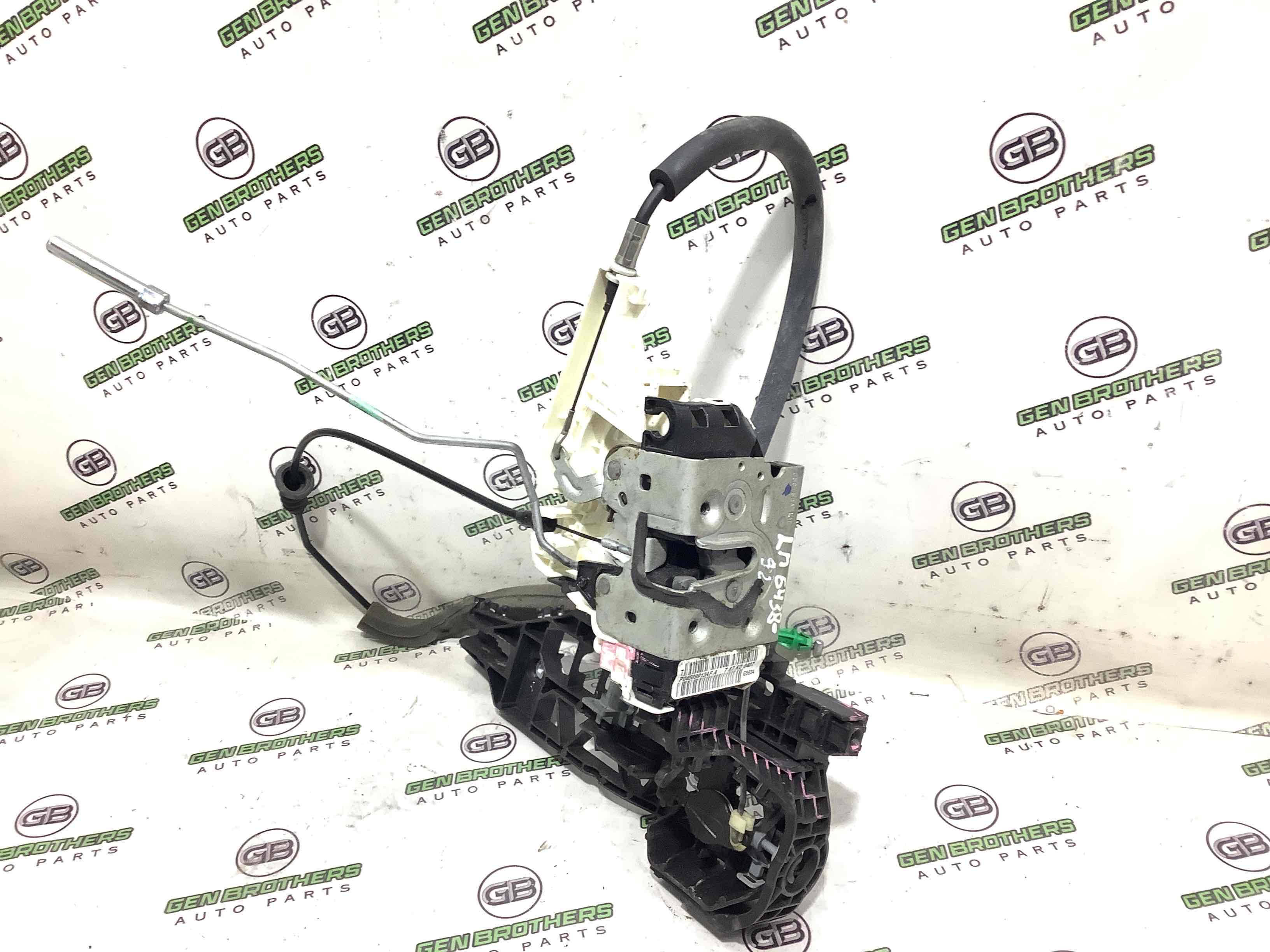 Замок двери передней левой