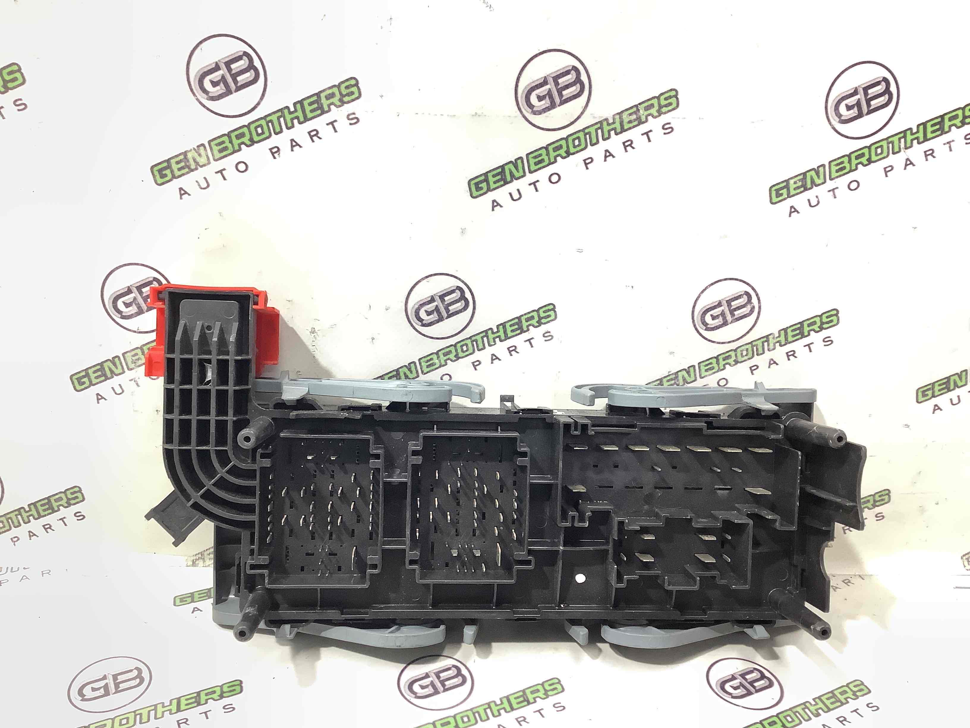 Блок предохранителей (блок реле)