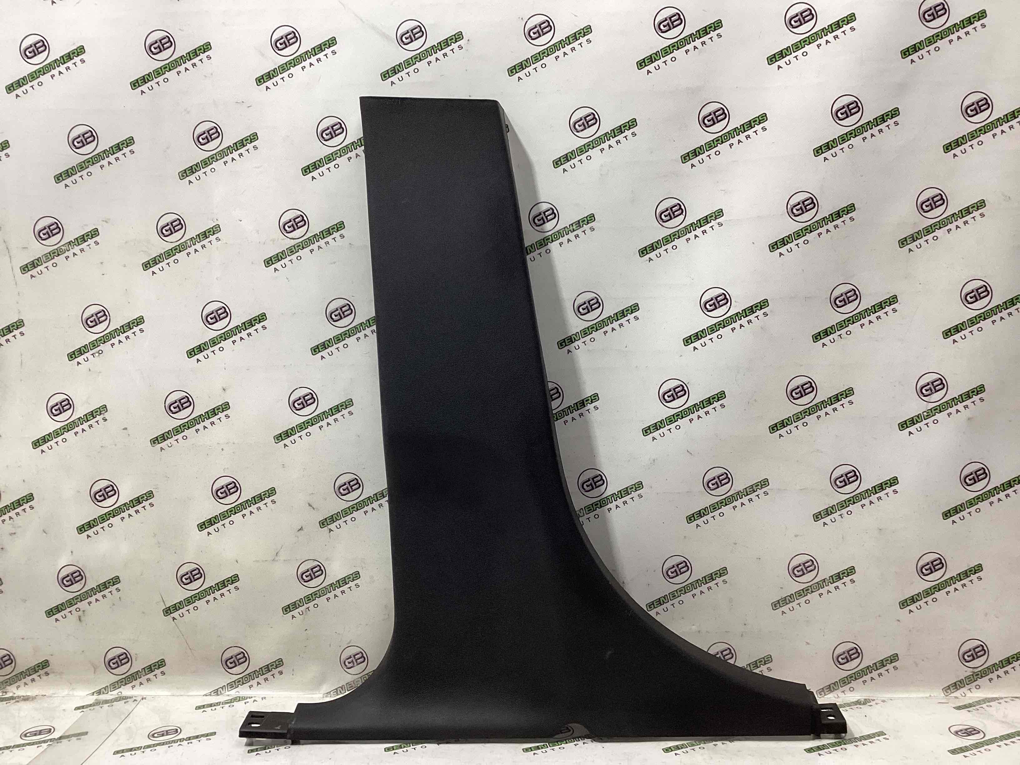 Обшивка центральної стійки ліва