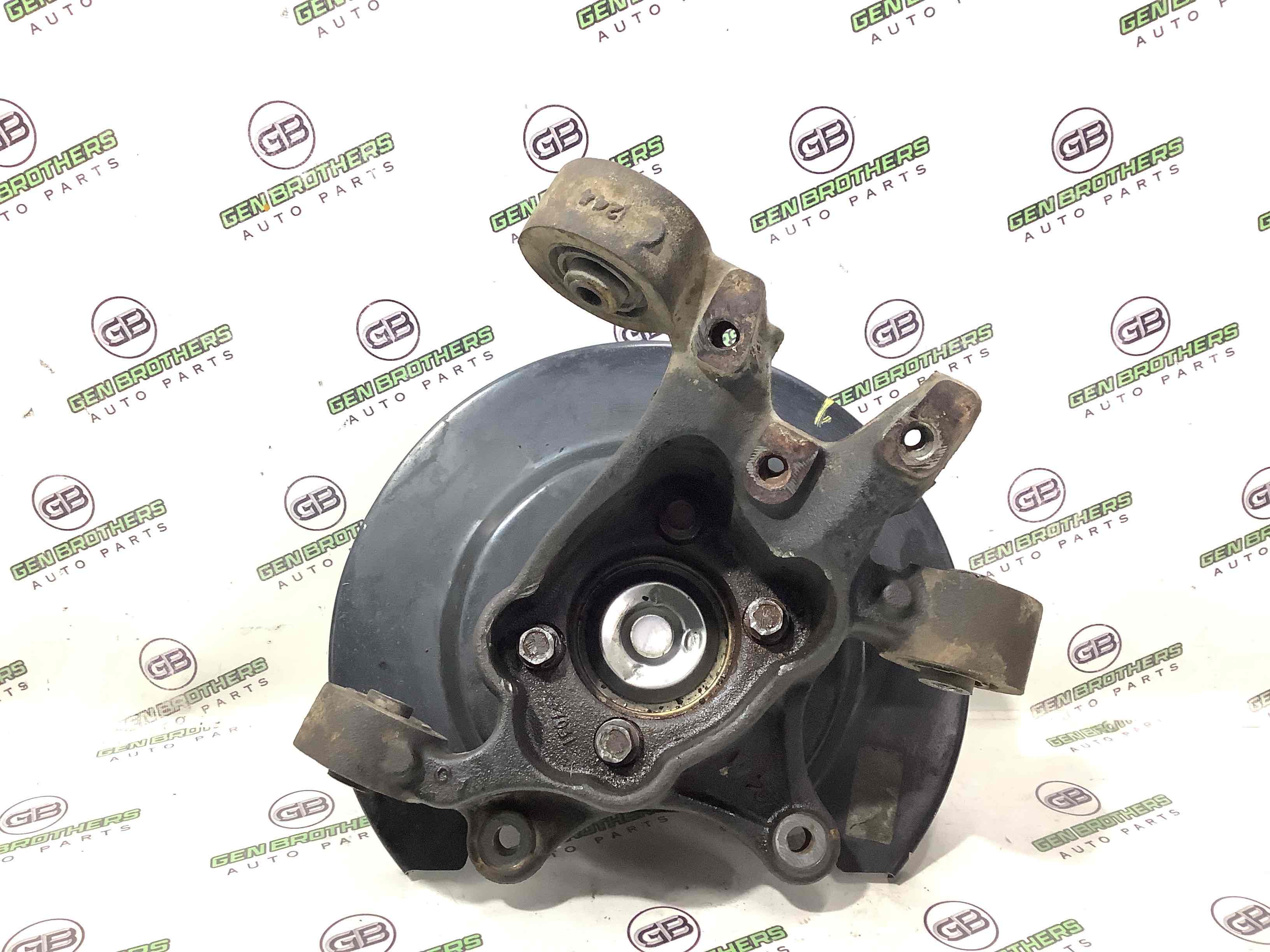 Кулак задний правый