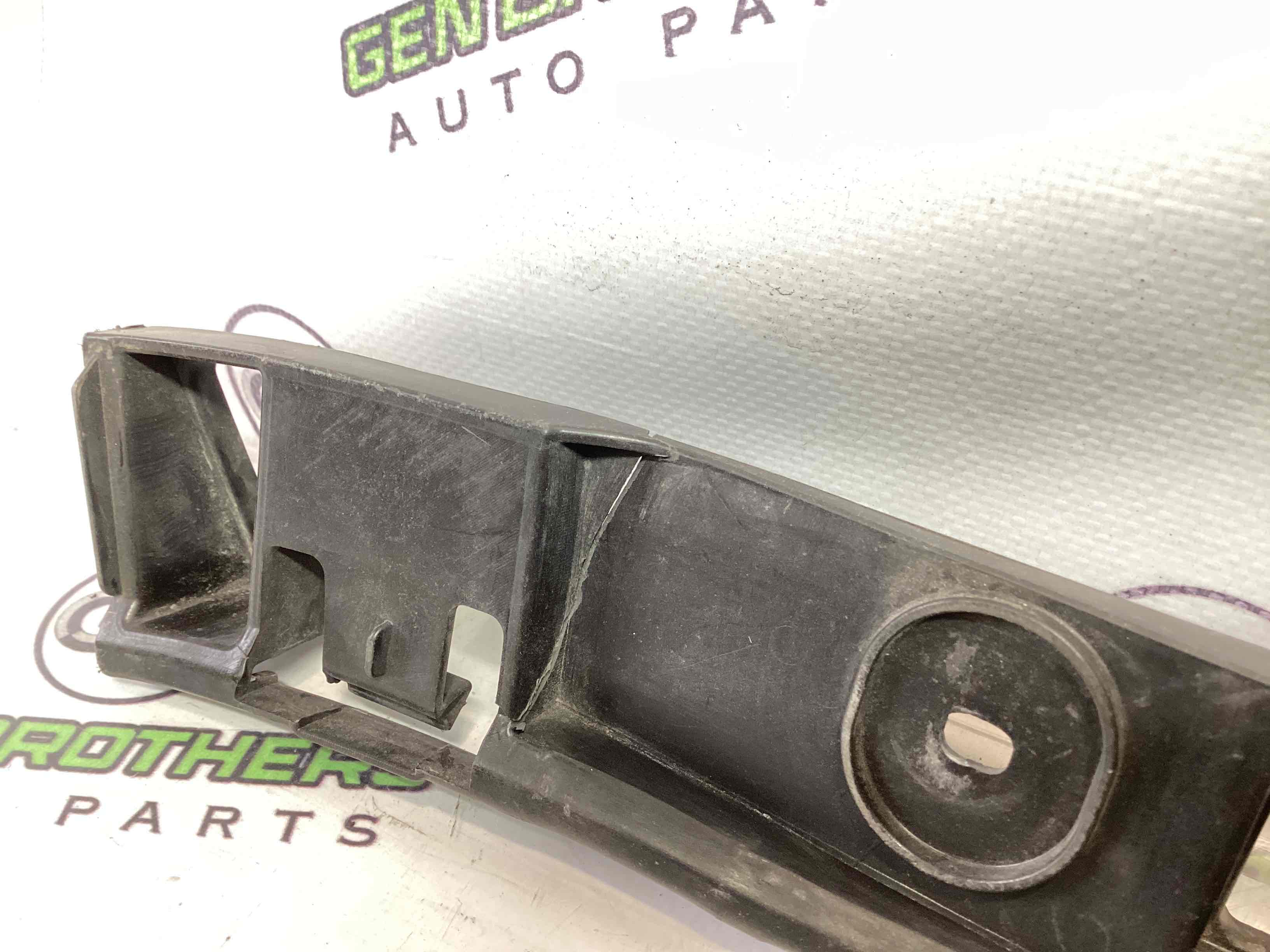 Кріплення заднього бампера центральне