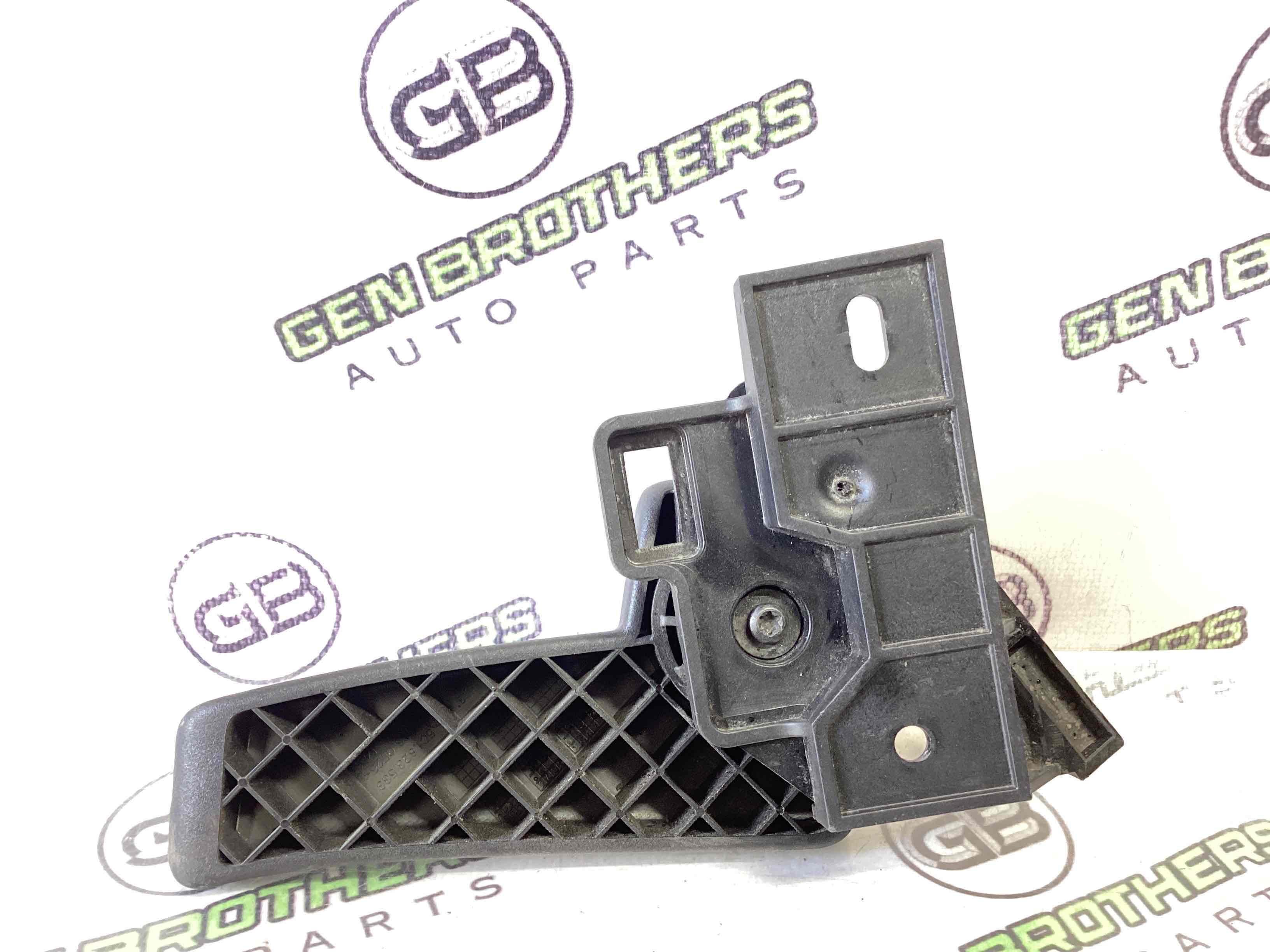 Ручка відкривання капота