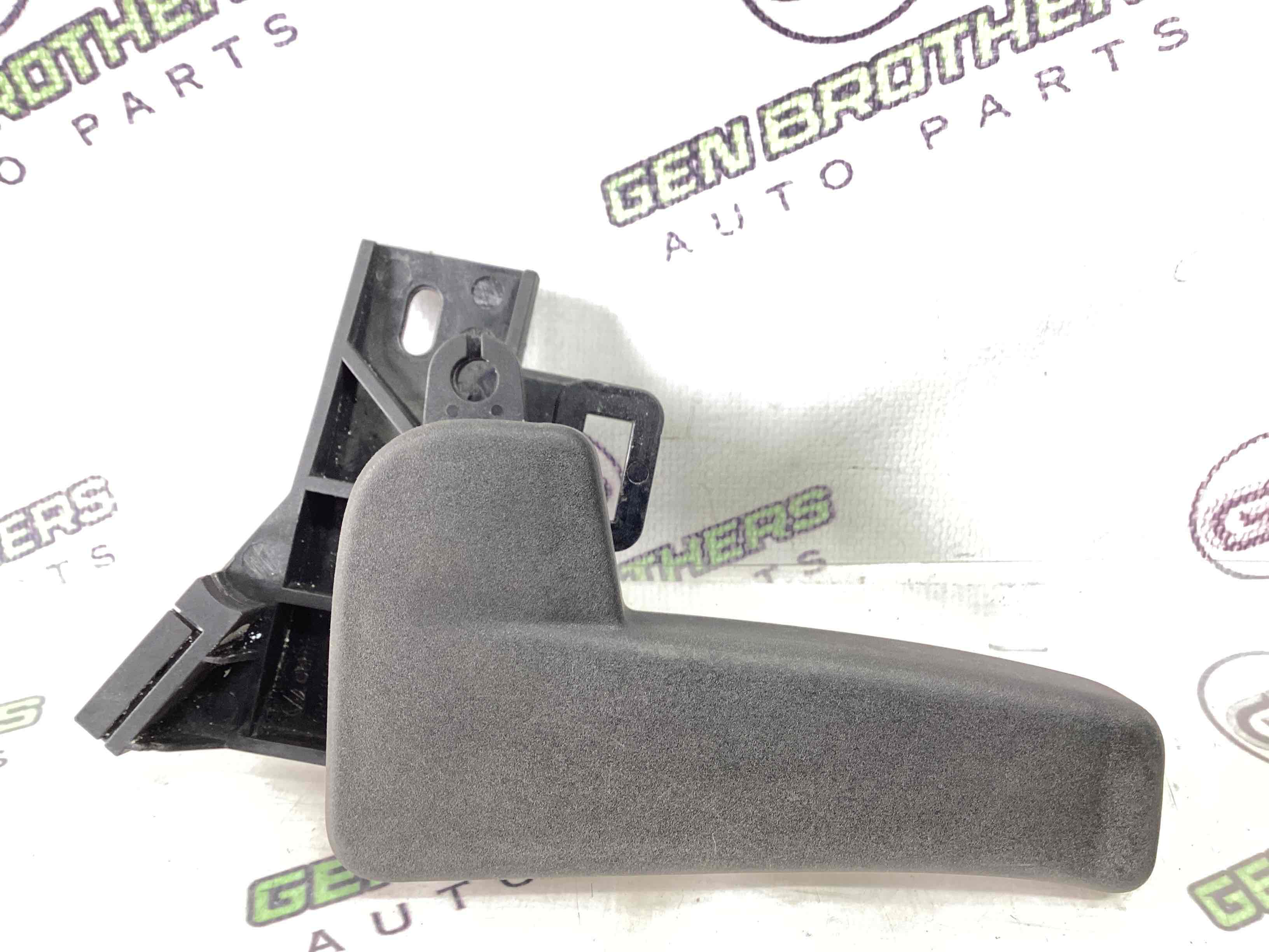 Ручка відкривання капота