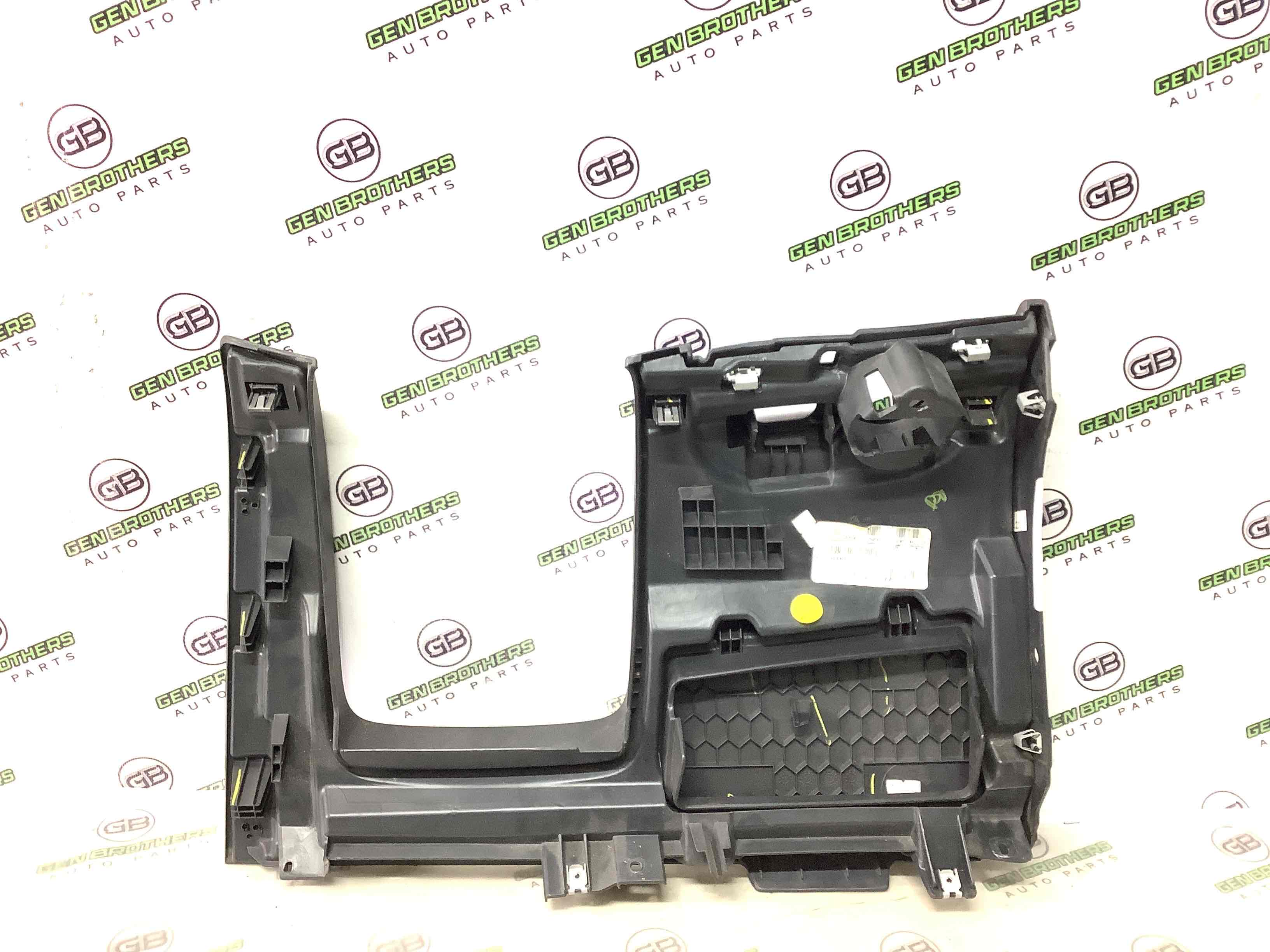 Обшивка панелі приладів торпедо