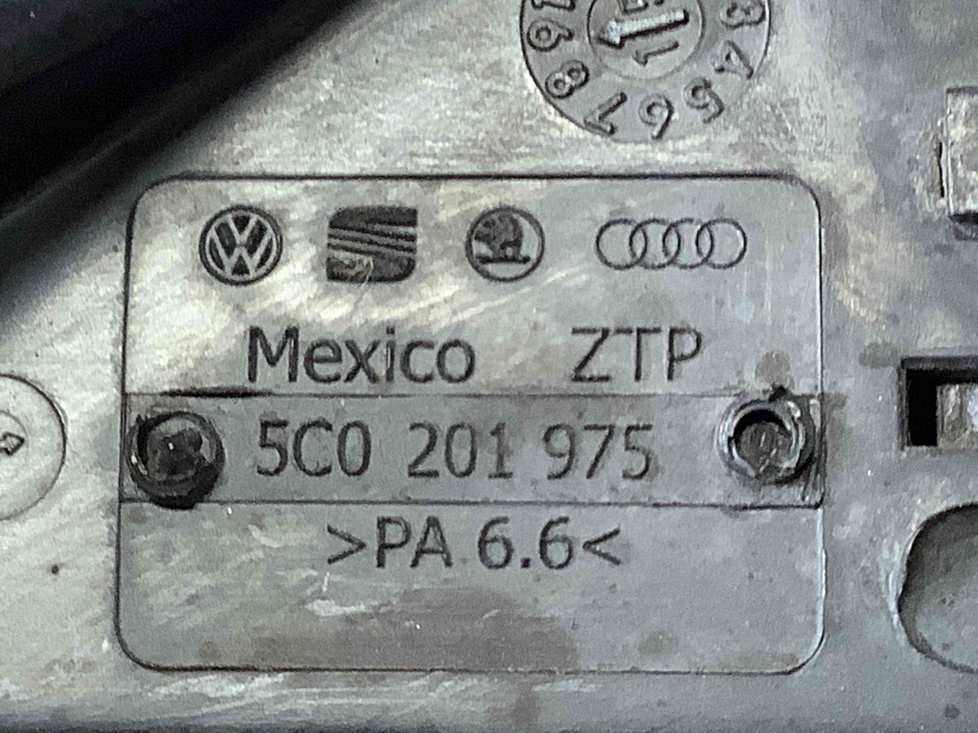 Пластик моторного відсіку