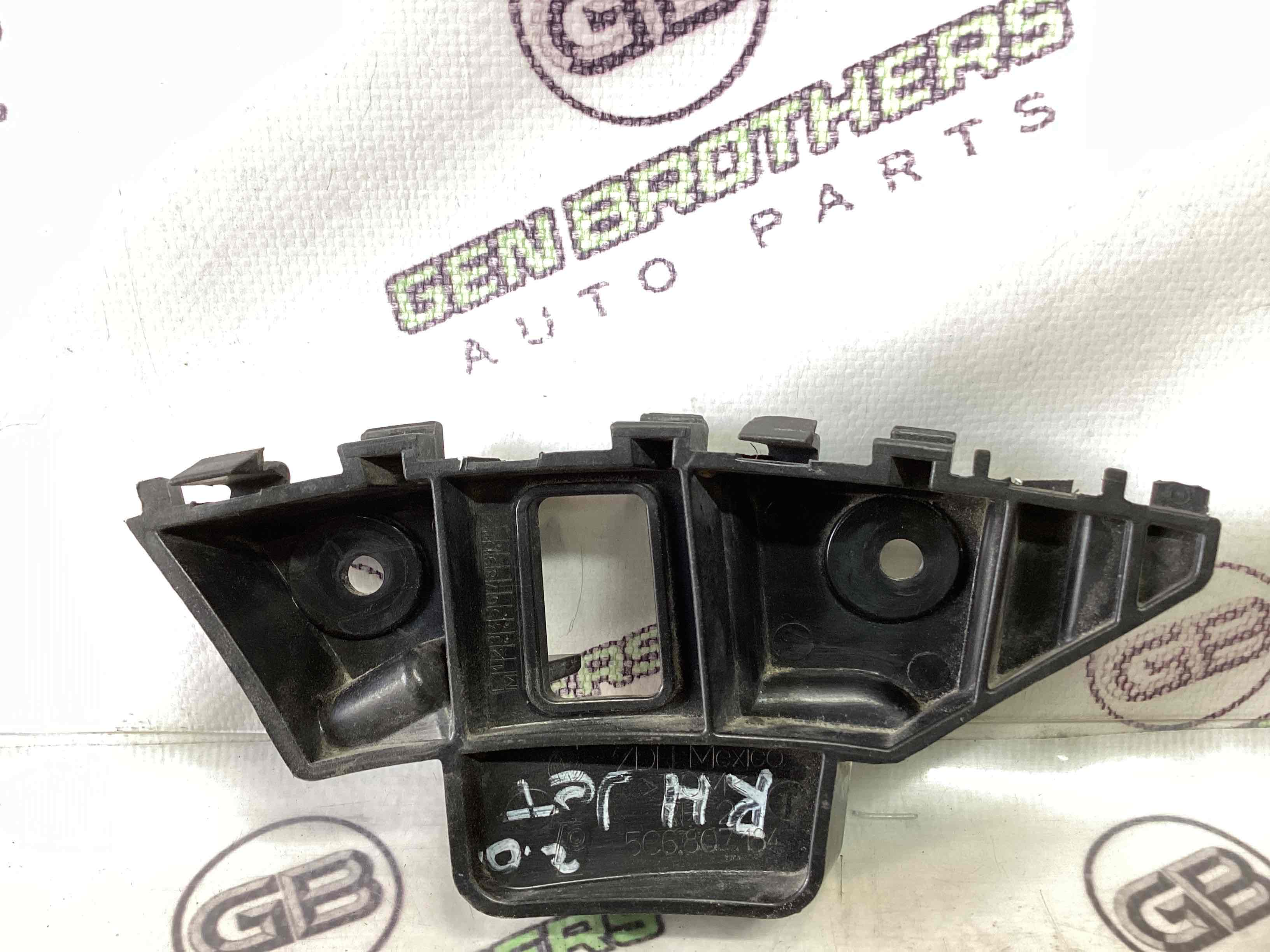 Кріплення переднього бампера праве