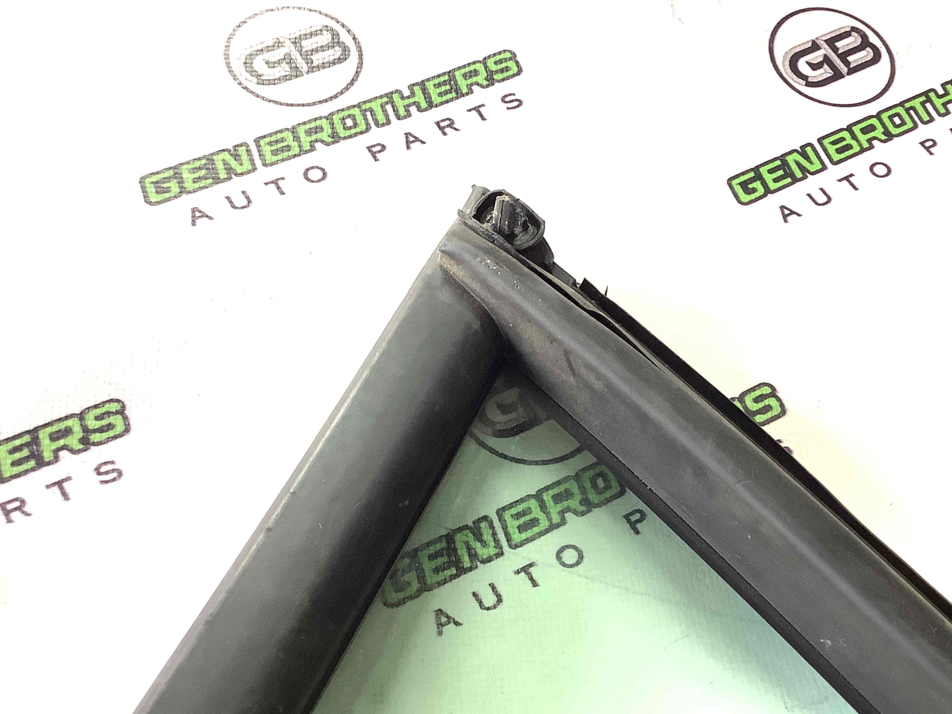 Скло дверей трикутник кватирка