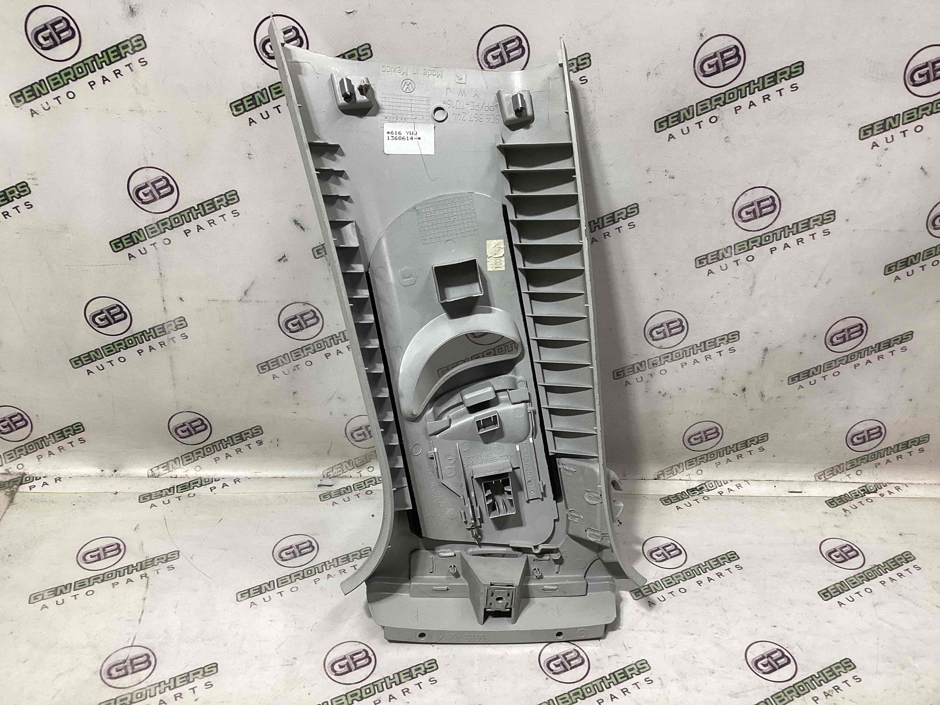 Обшивка центральної стійки права