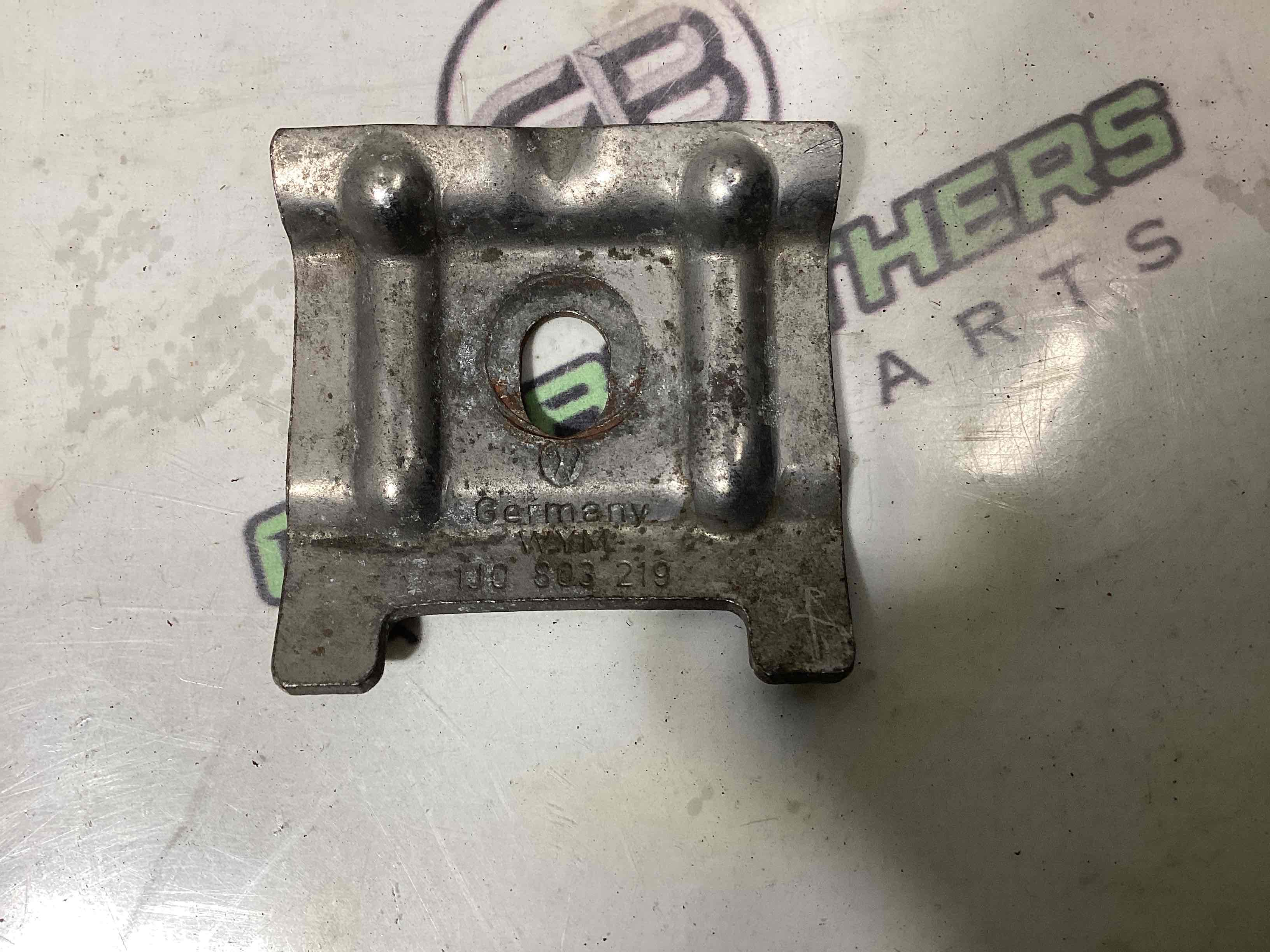 Акумуляторна батарея, кріплення та ін.