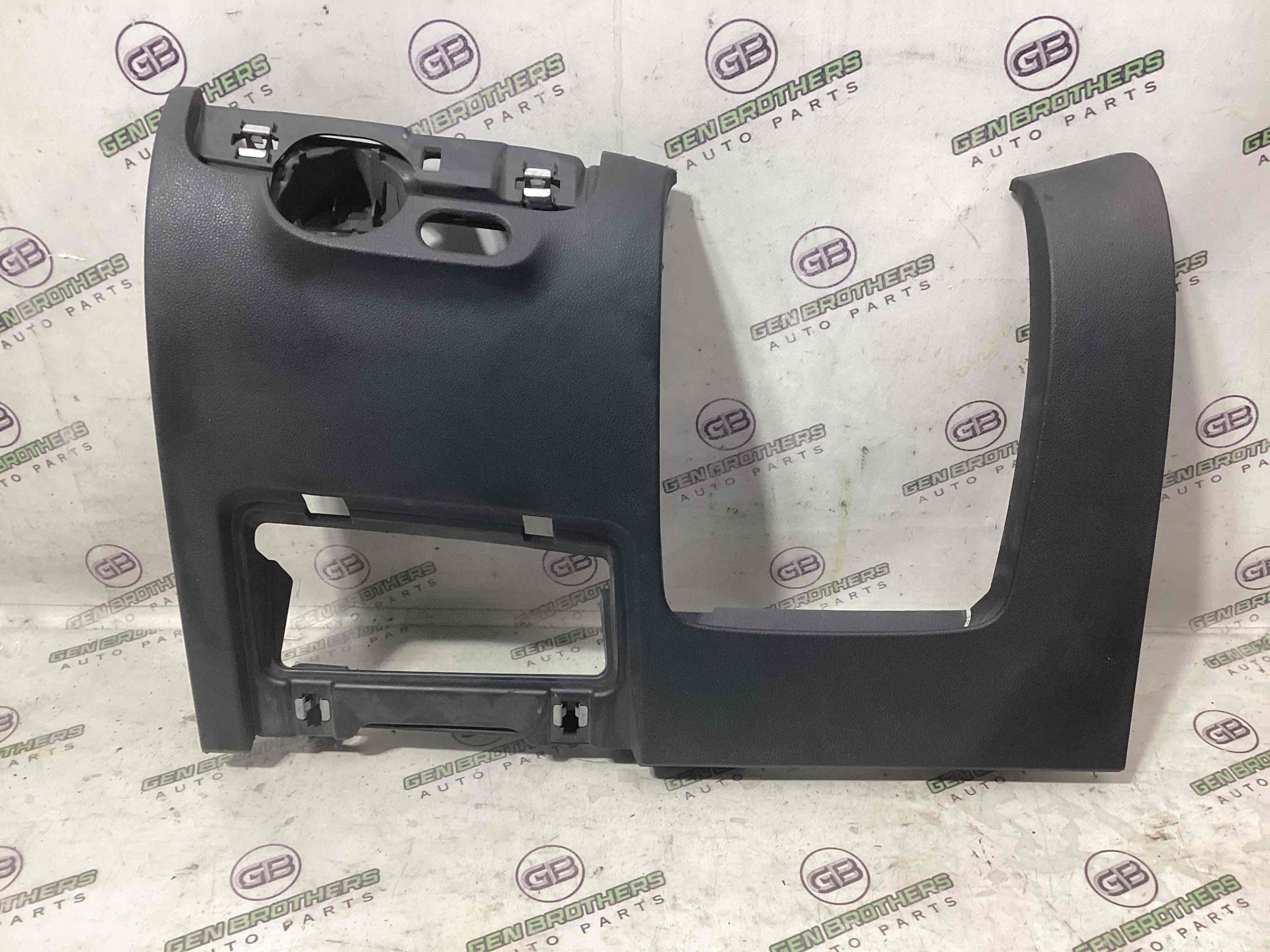 Обшивка панелі приладів торпедо