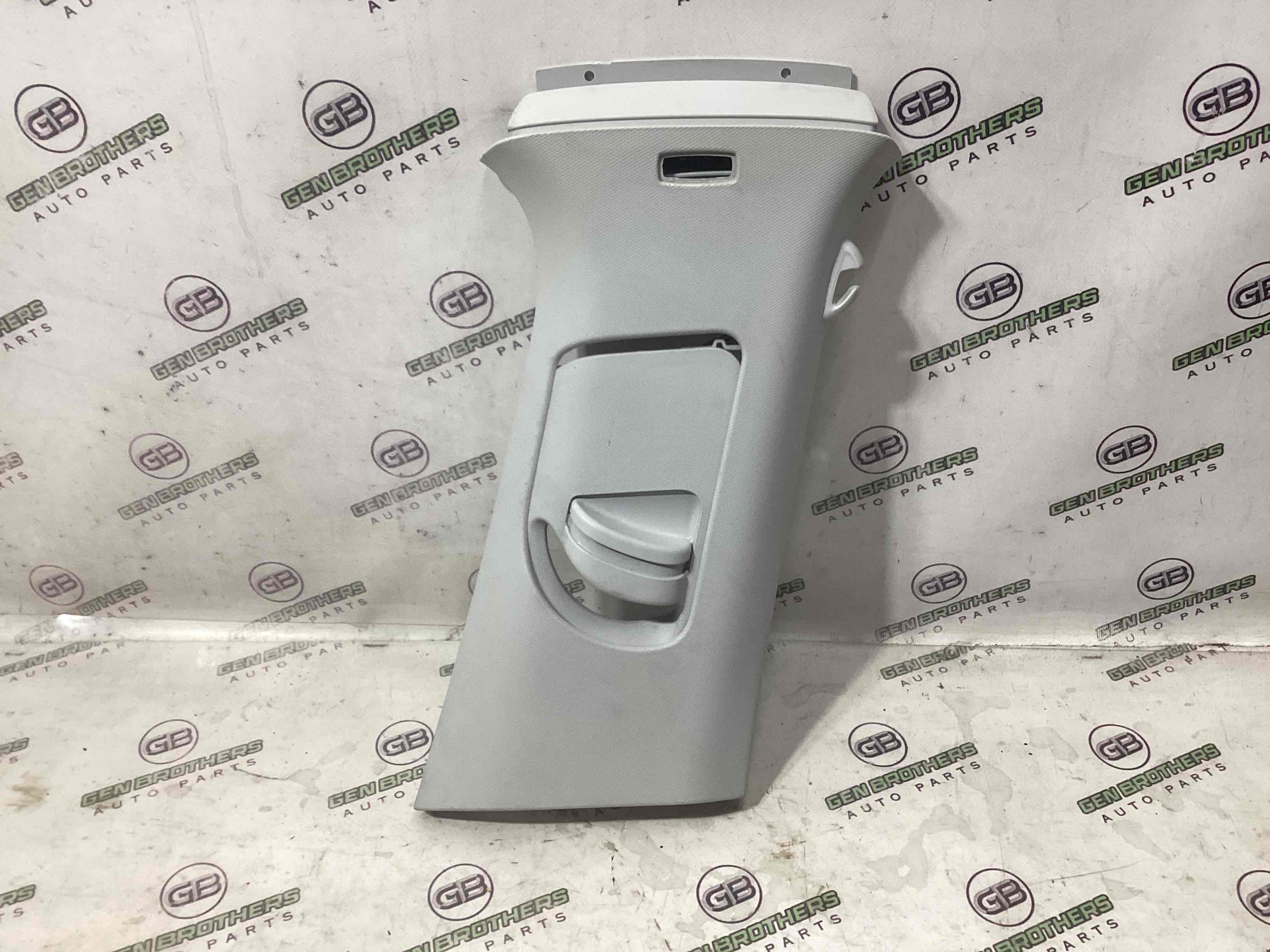 Обшивка центральної стійки права