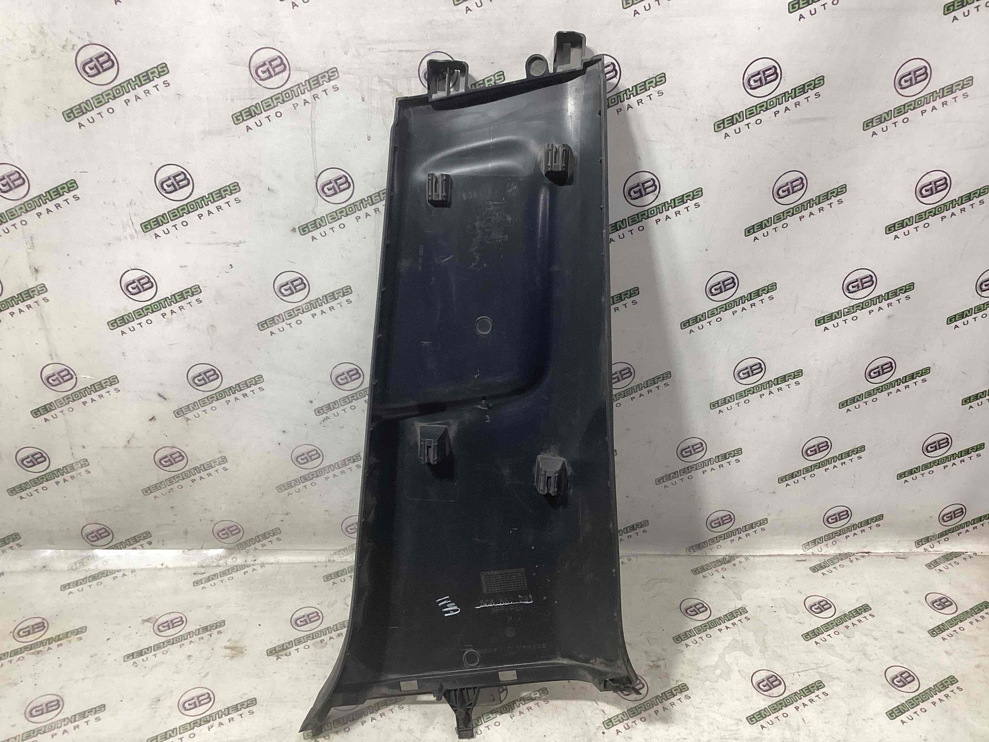 Обшивка центральної стійки ліва