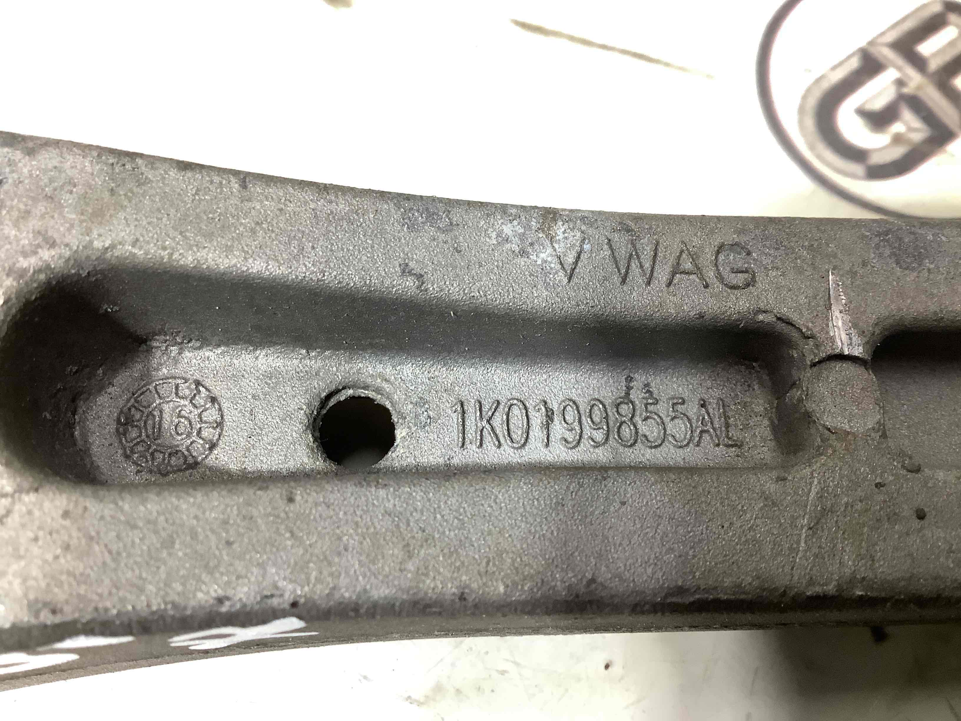 Подушка кріплення двигуна