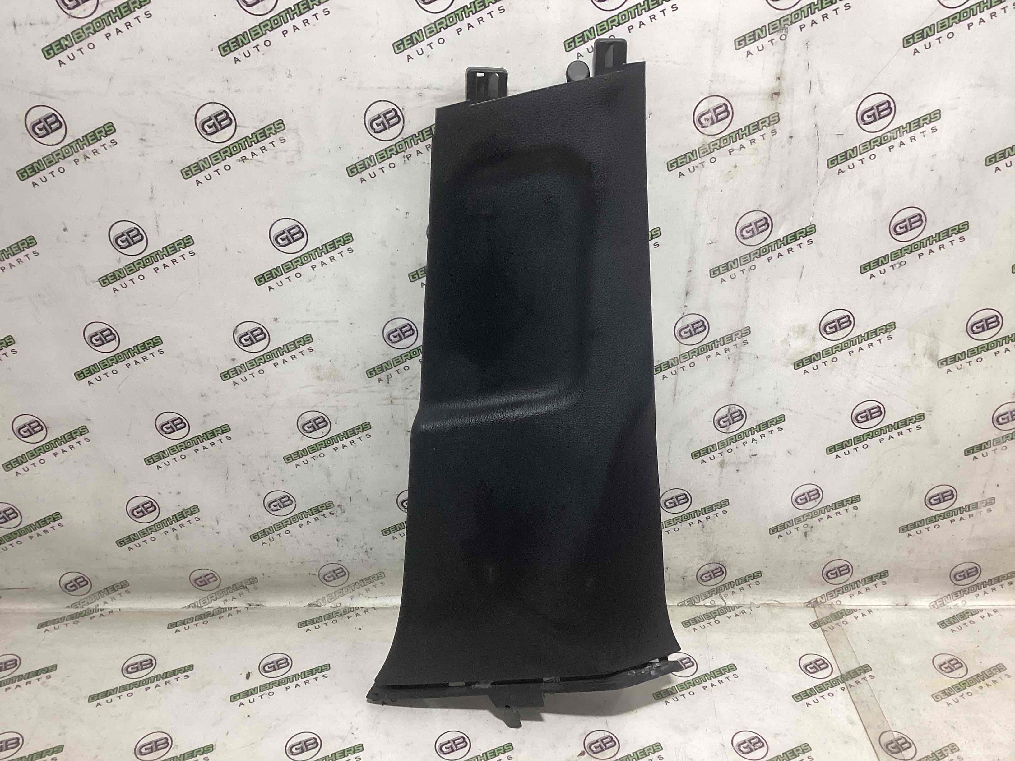 Обшивка центральної стійки права