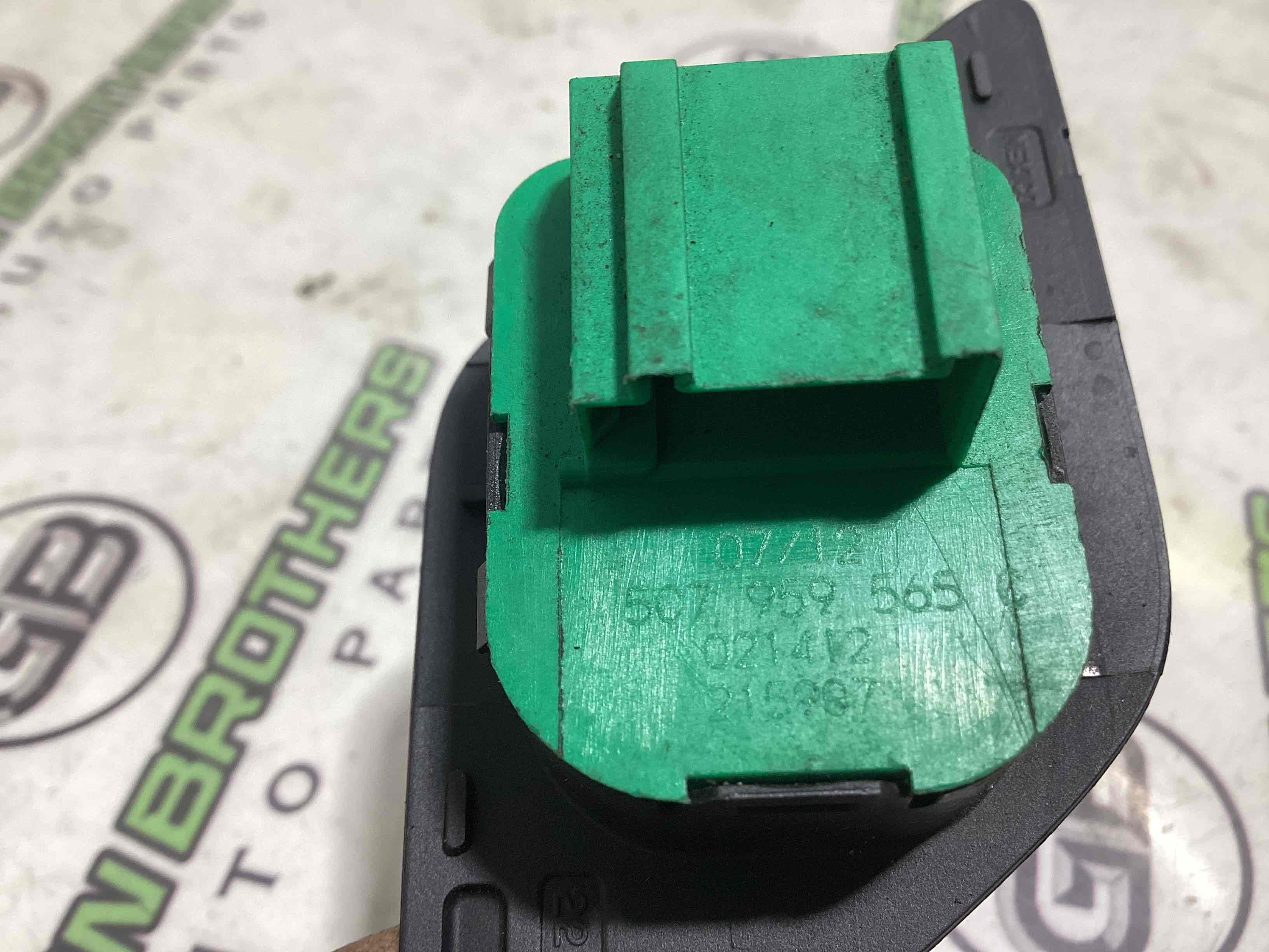 Кнопка регулювання дзеркал