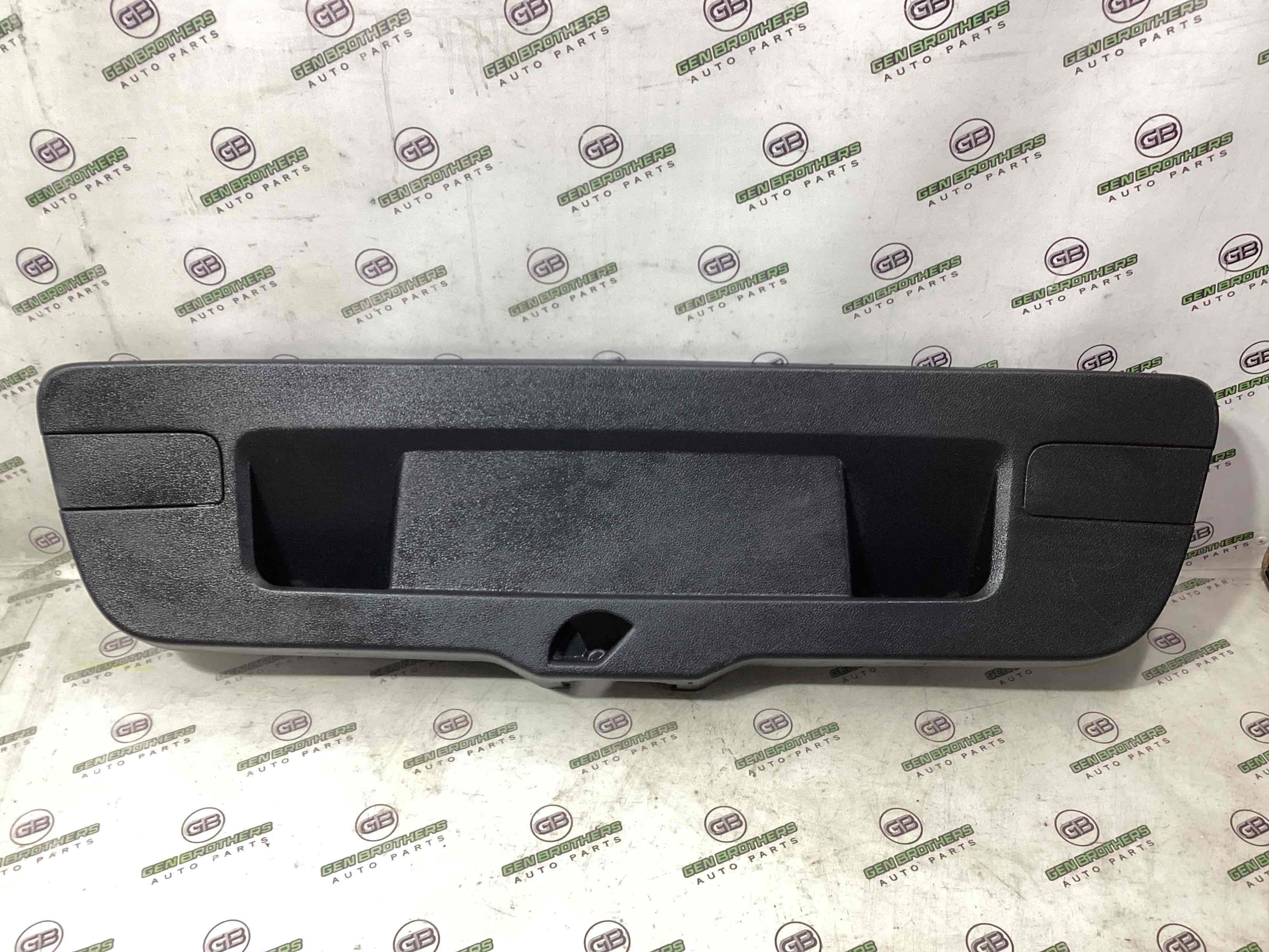 Обшивка кришки багажника