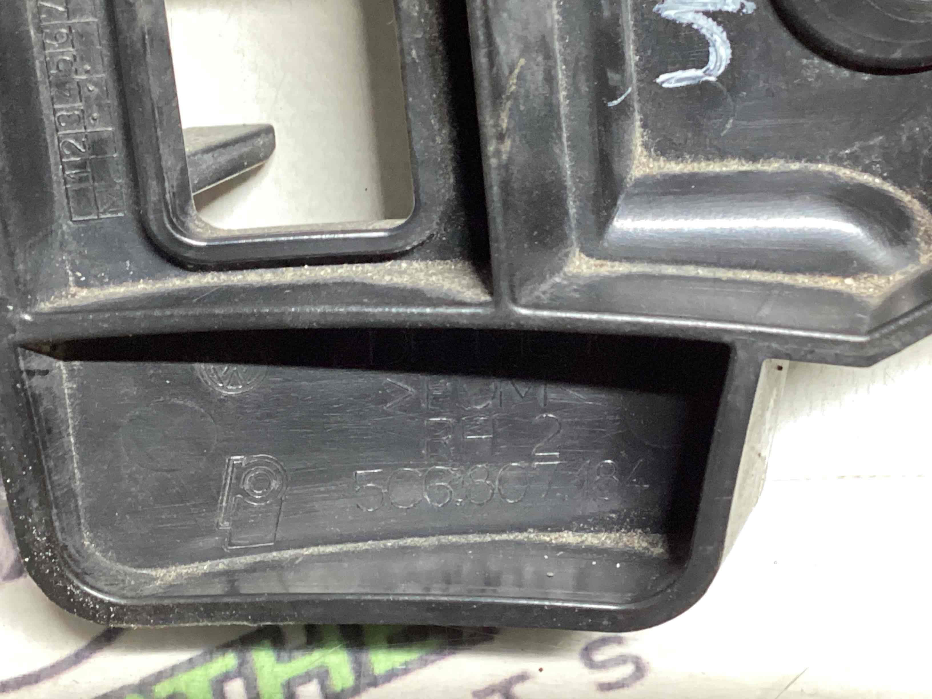 Кріплення переднього бампера праве