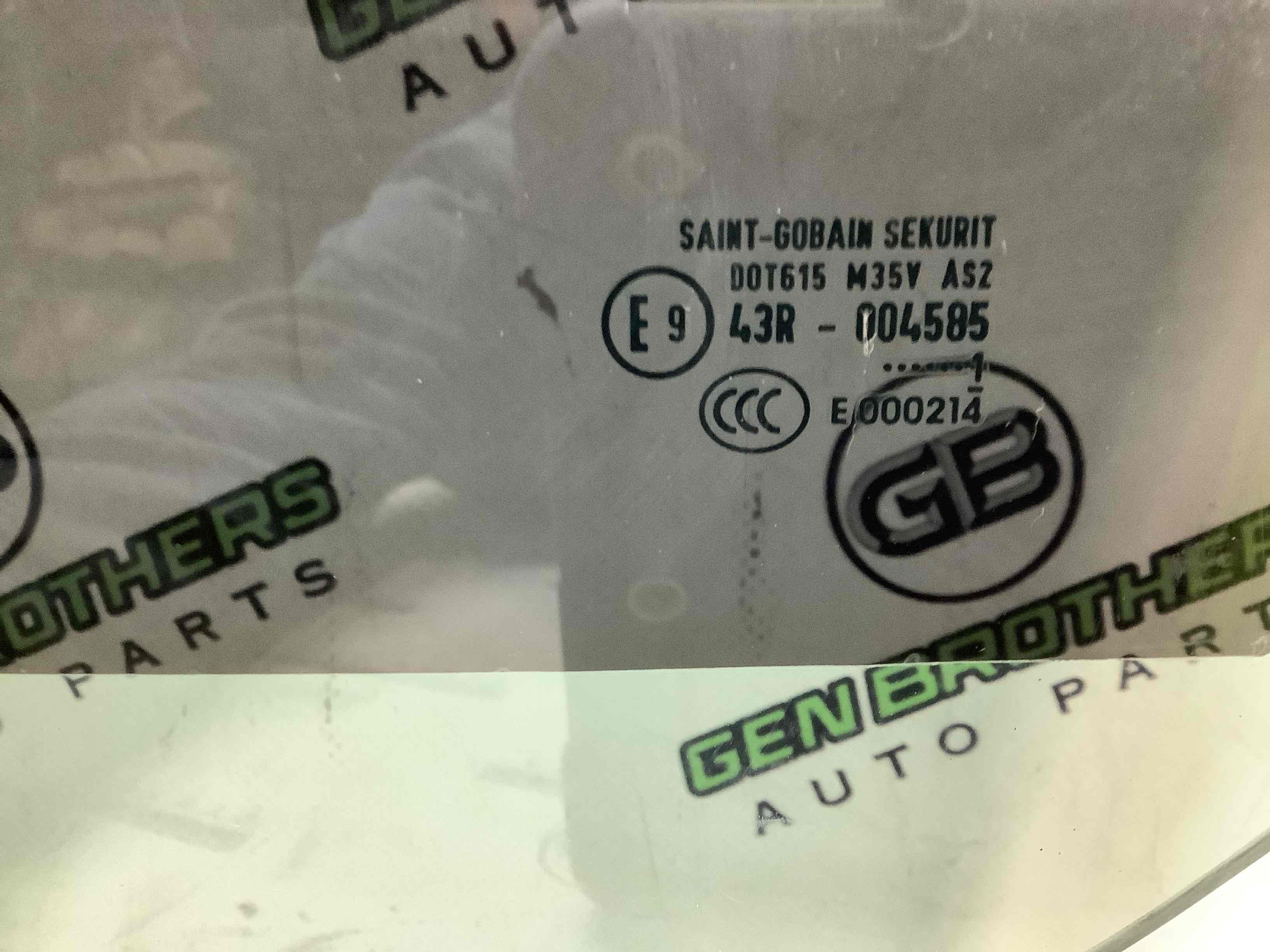 Скло переднє ліве