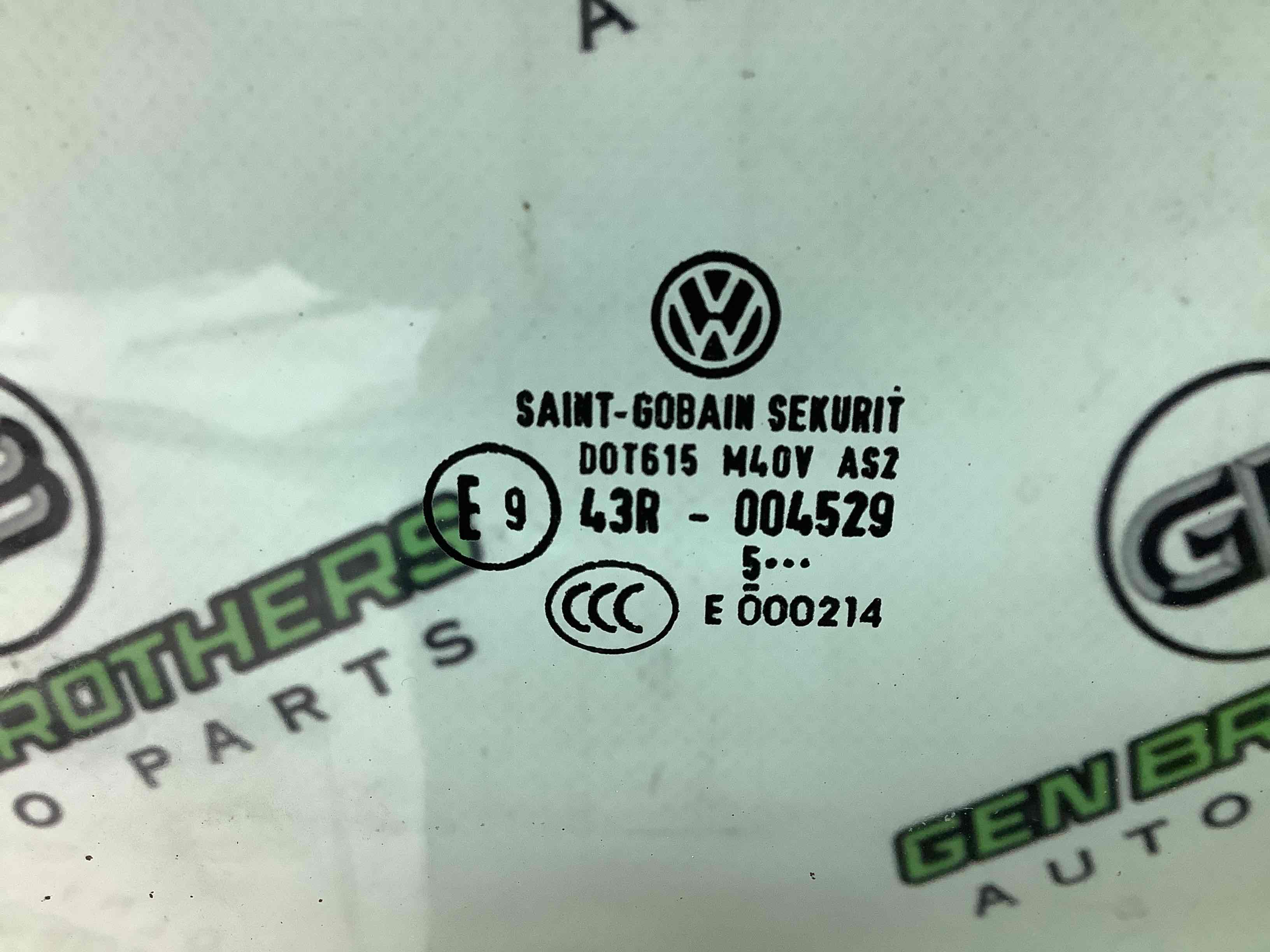 Скло переднє праве