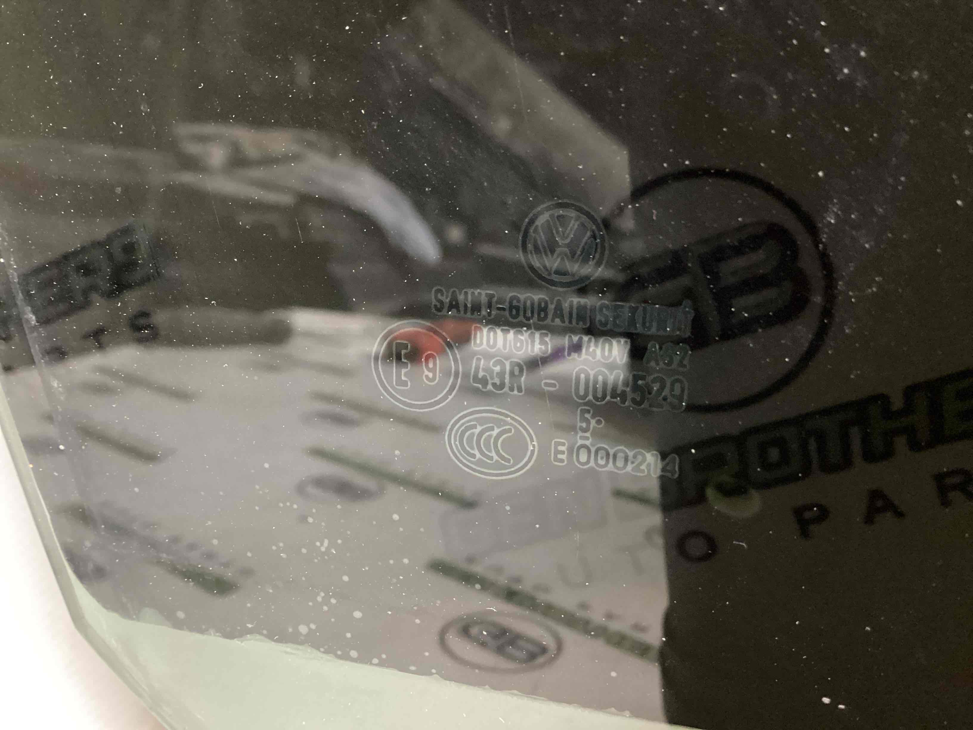 Скло переднє праве