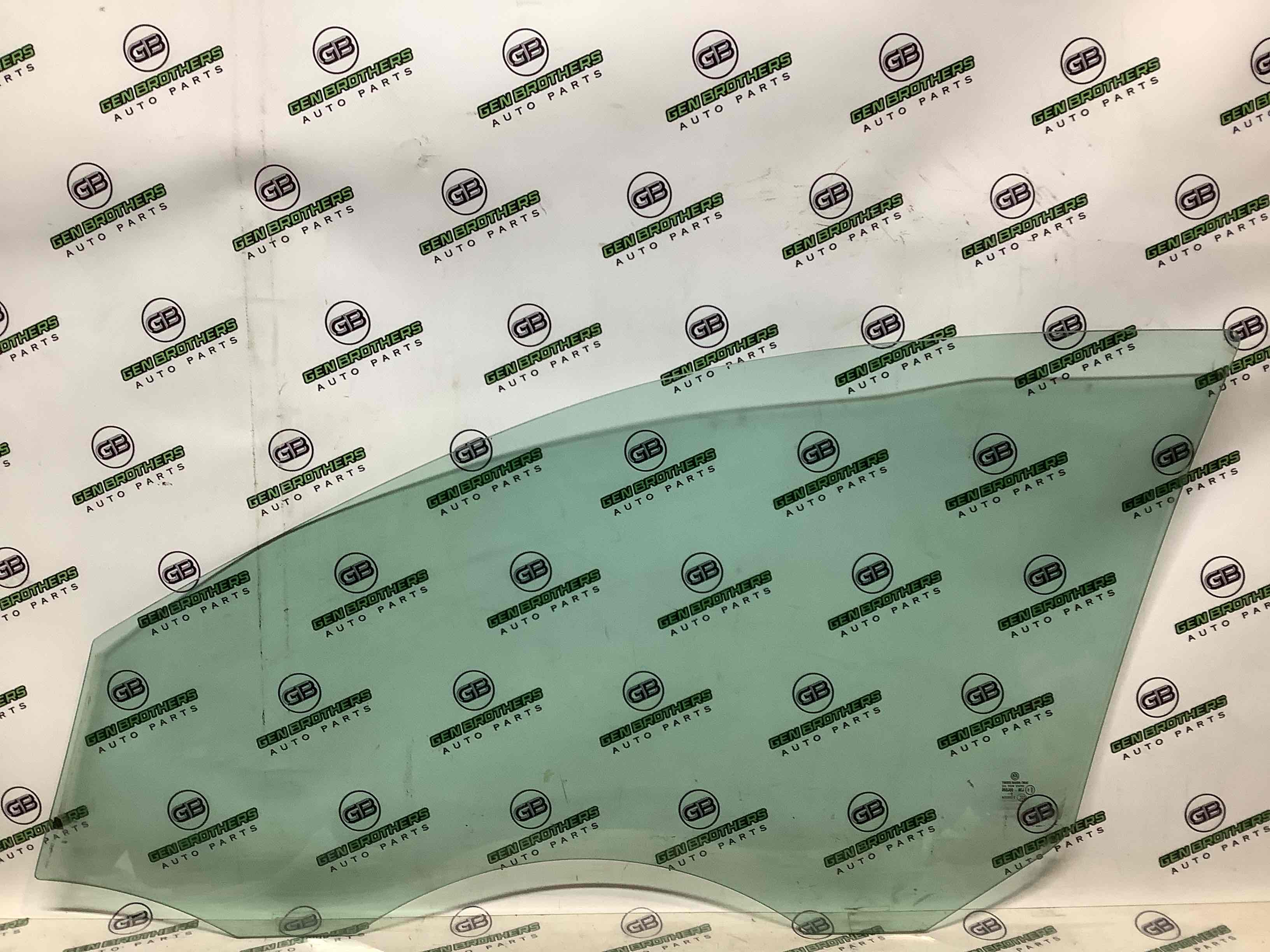 Скло переднє праве