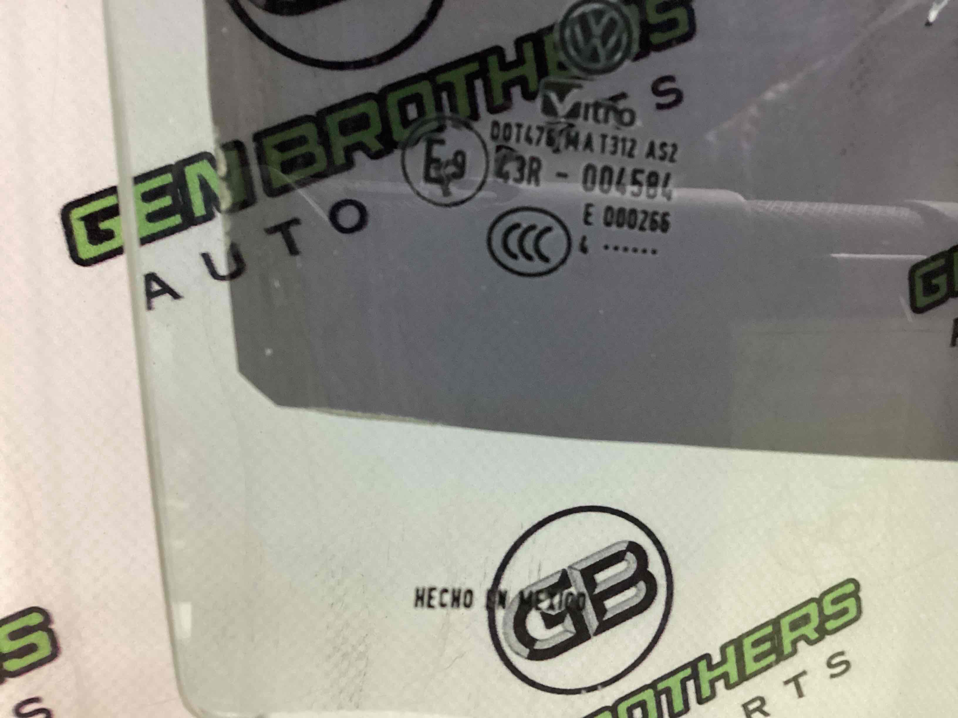 Скло заднє праве