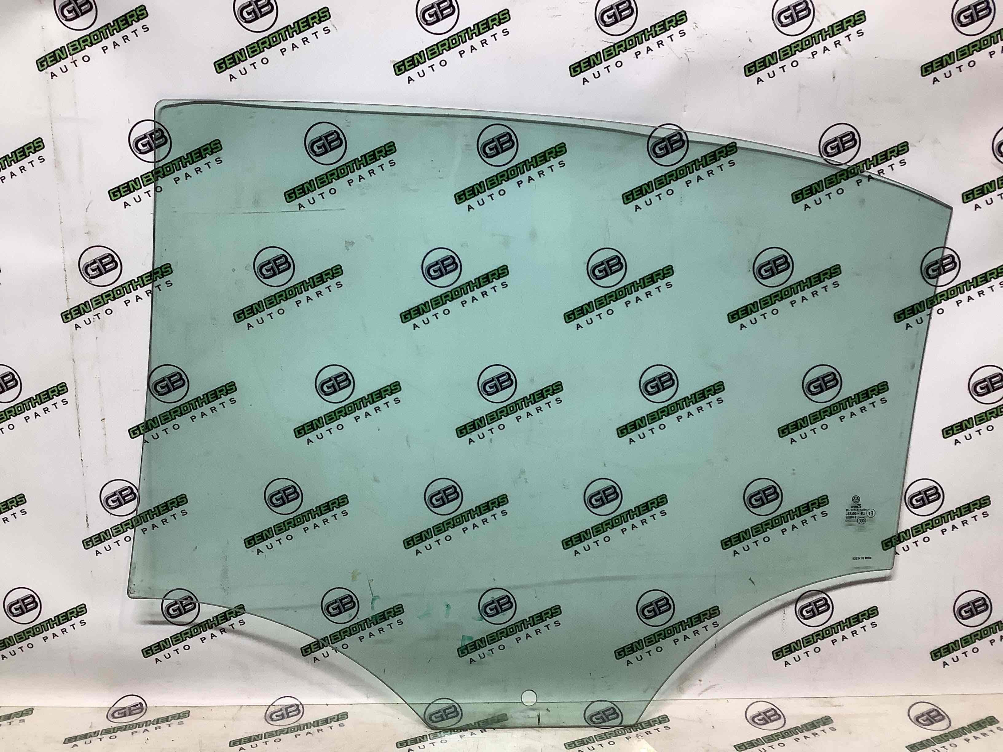 Скло заднє праве