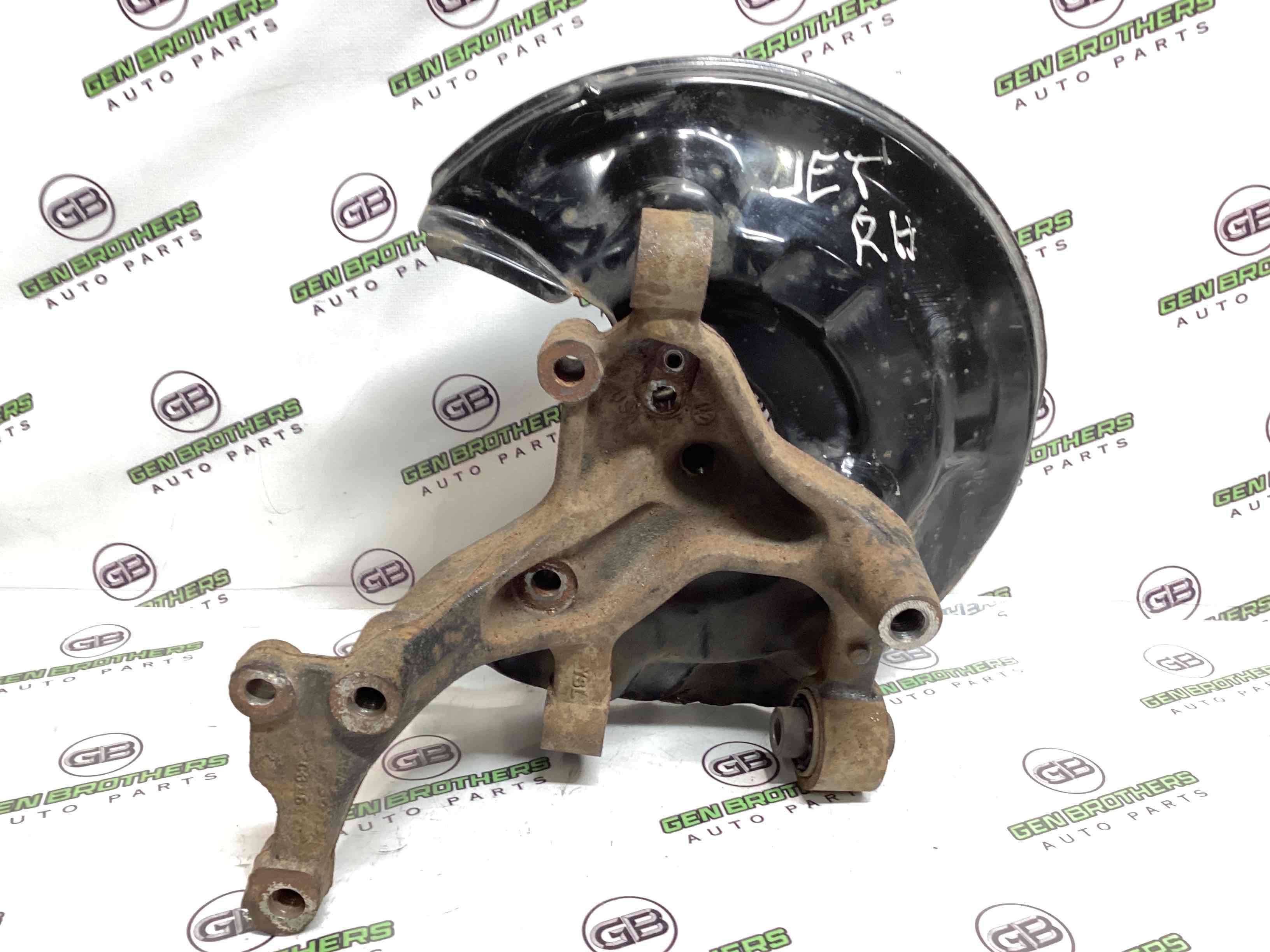 Кулак задній правий