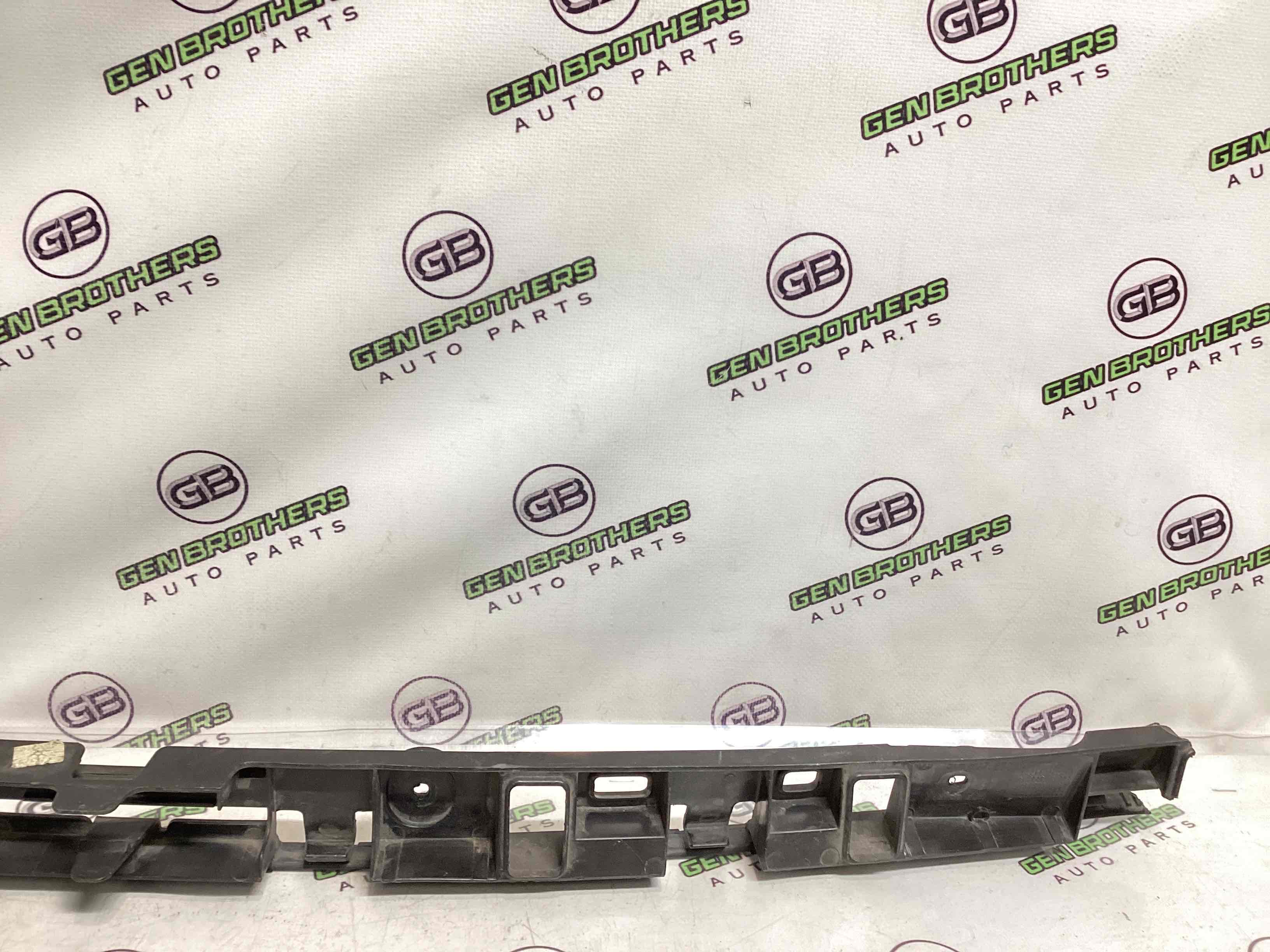 Кріплення заднього бампера центральне